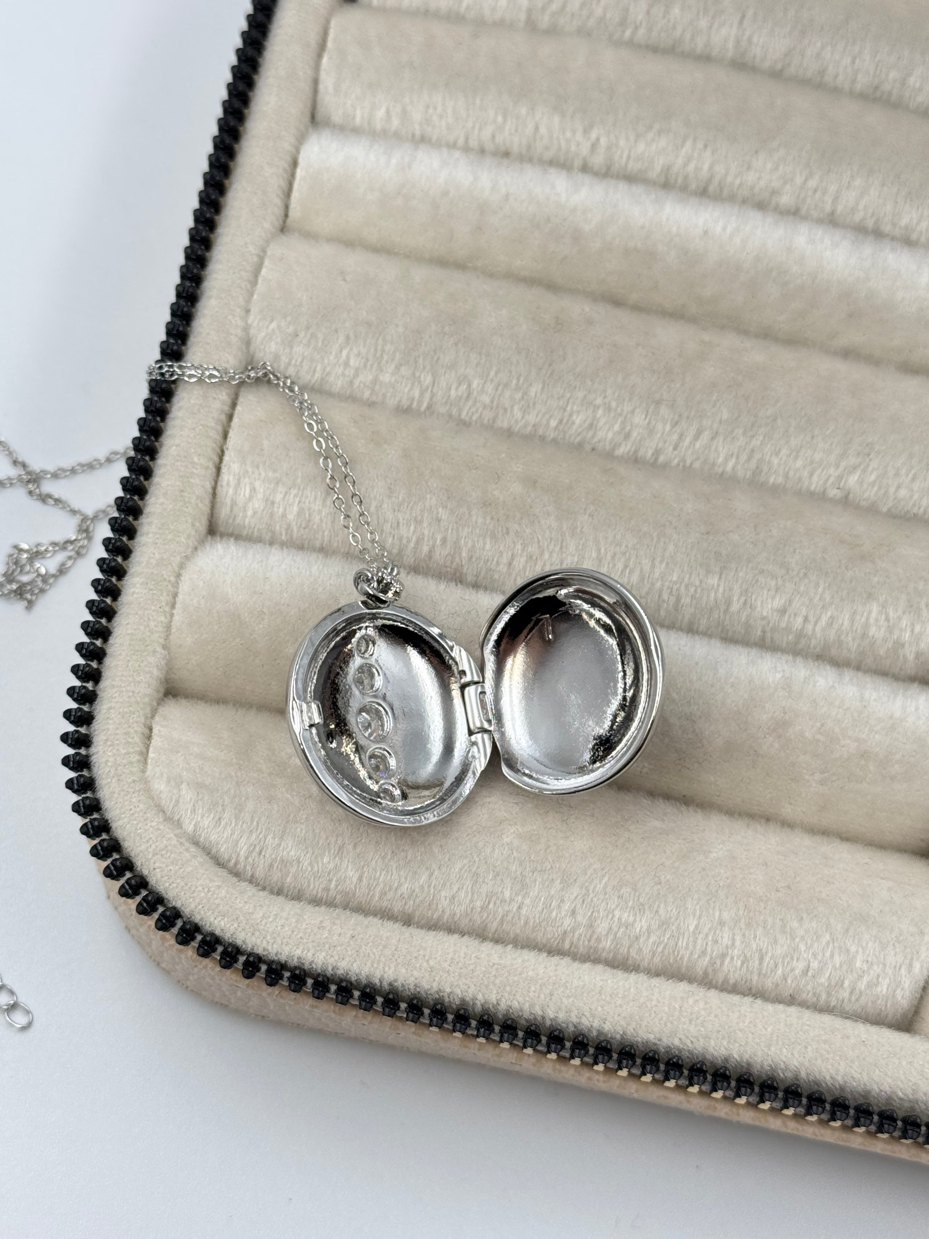 İTHAL KAPAKLI AÇILABİLİR RESİMLİKLİ TAŞLI UZUN SİLVER KOLYE