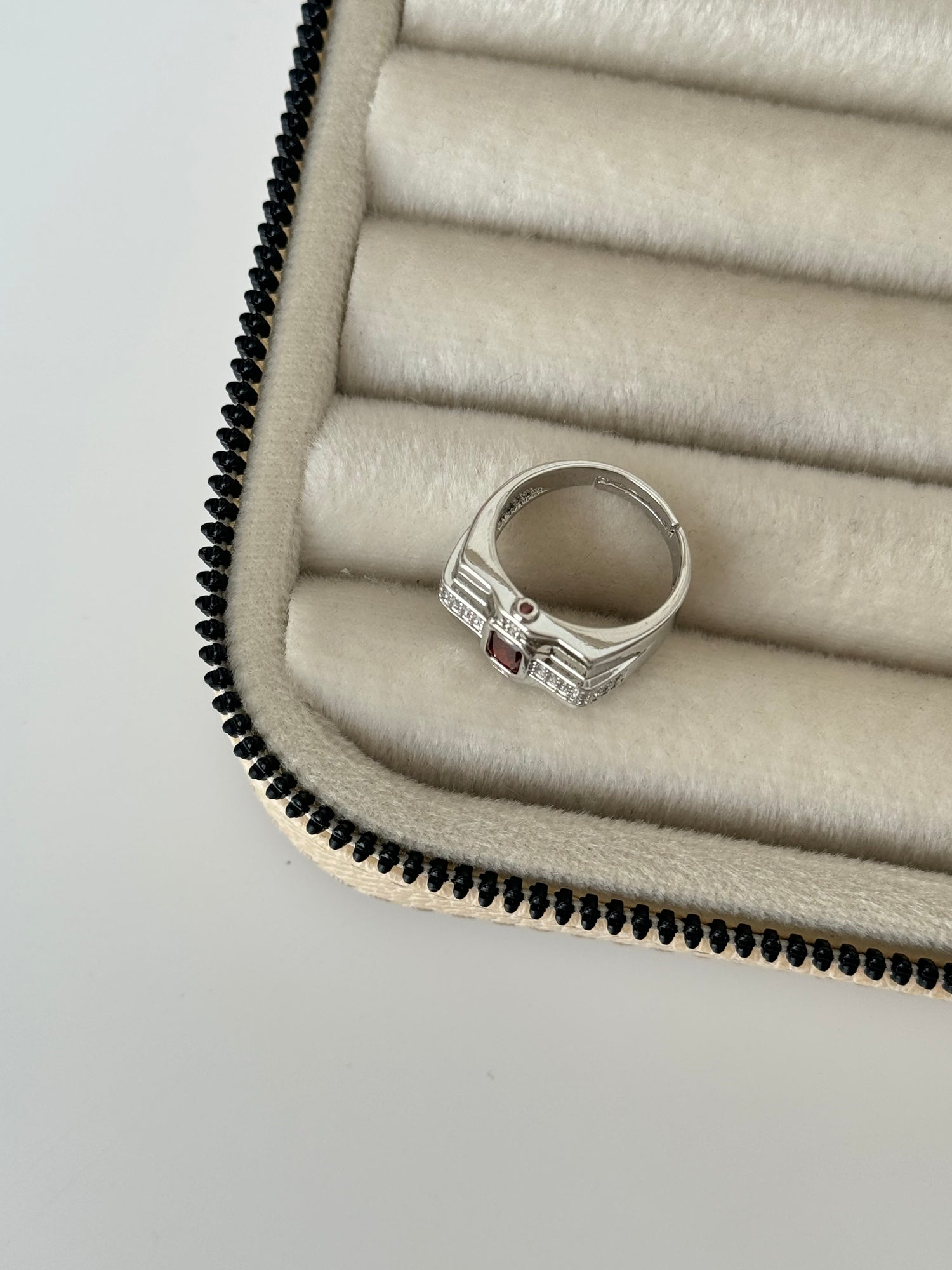 İTHAL KIRMIZI TAŞLI SİLVER AYARLANABİLİR YÜZÜK