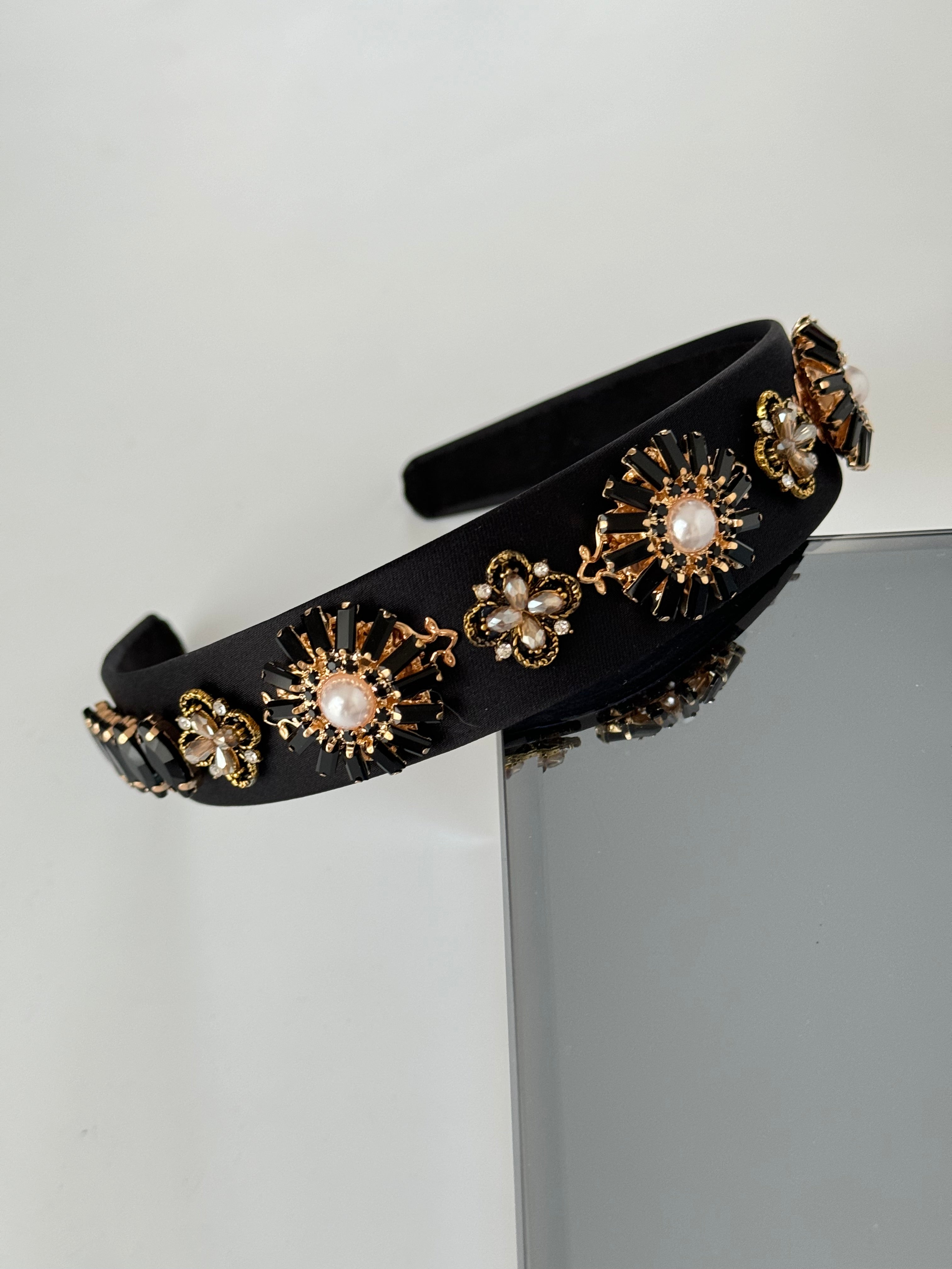 İTHAL TAŞLI ÇİÇEK DETAYLI SİYAH TAÇ