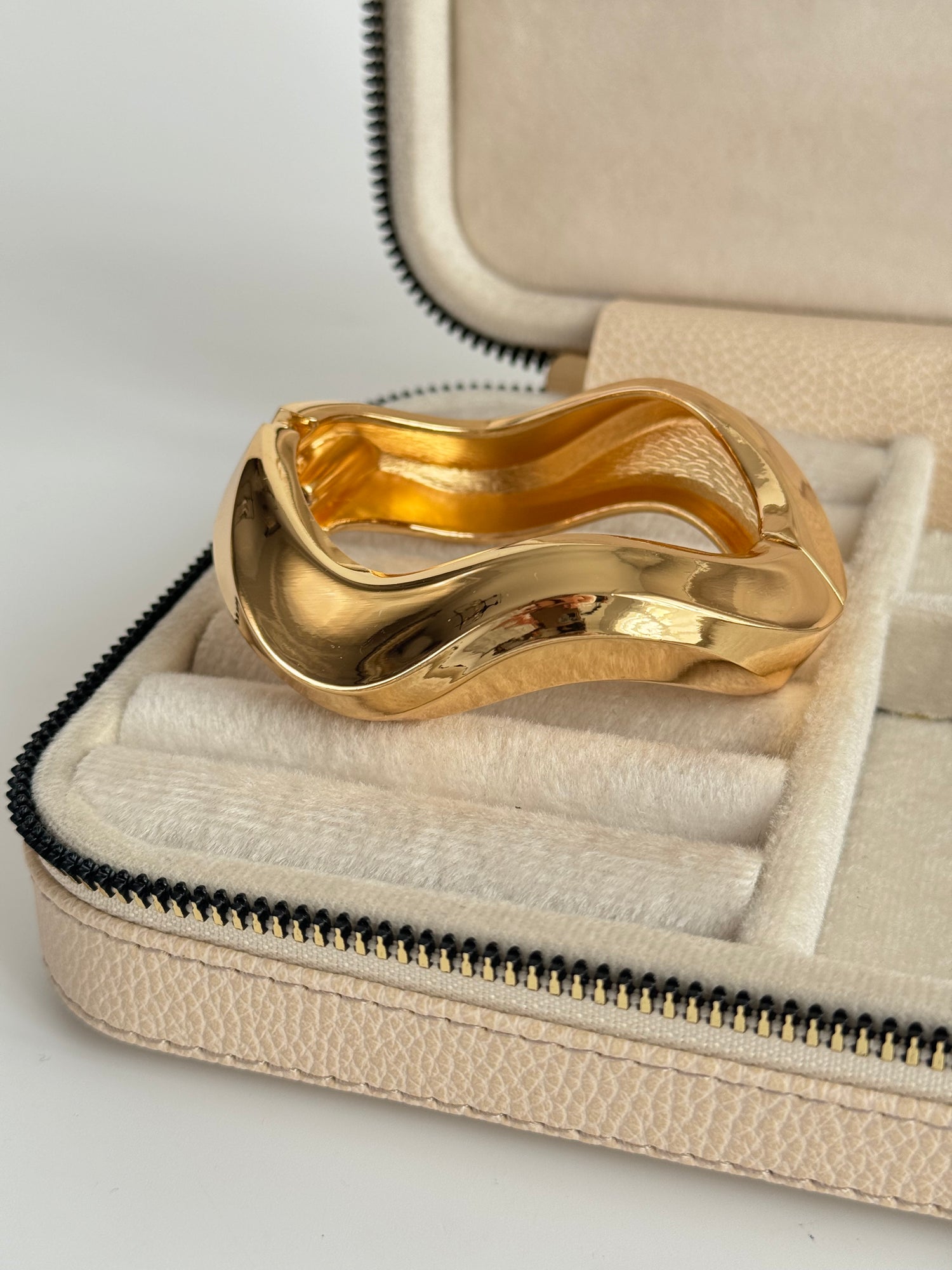 İTHAL ASİMETRİK DETAYLI KALIN GOLD KELEPÇE BİLEZİK