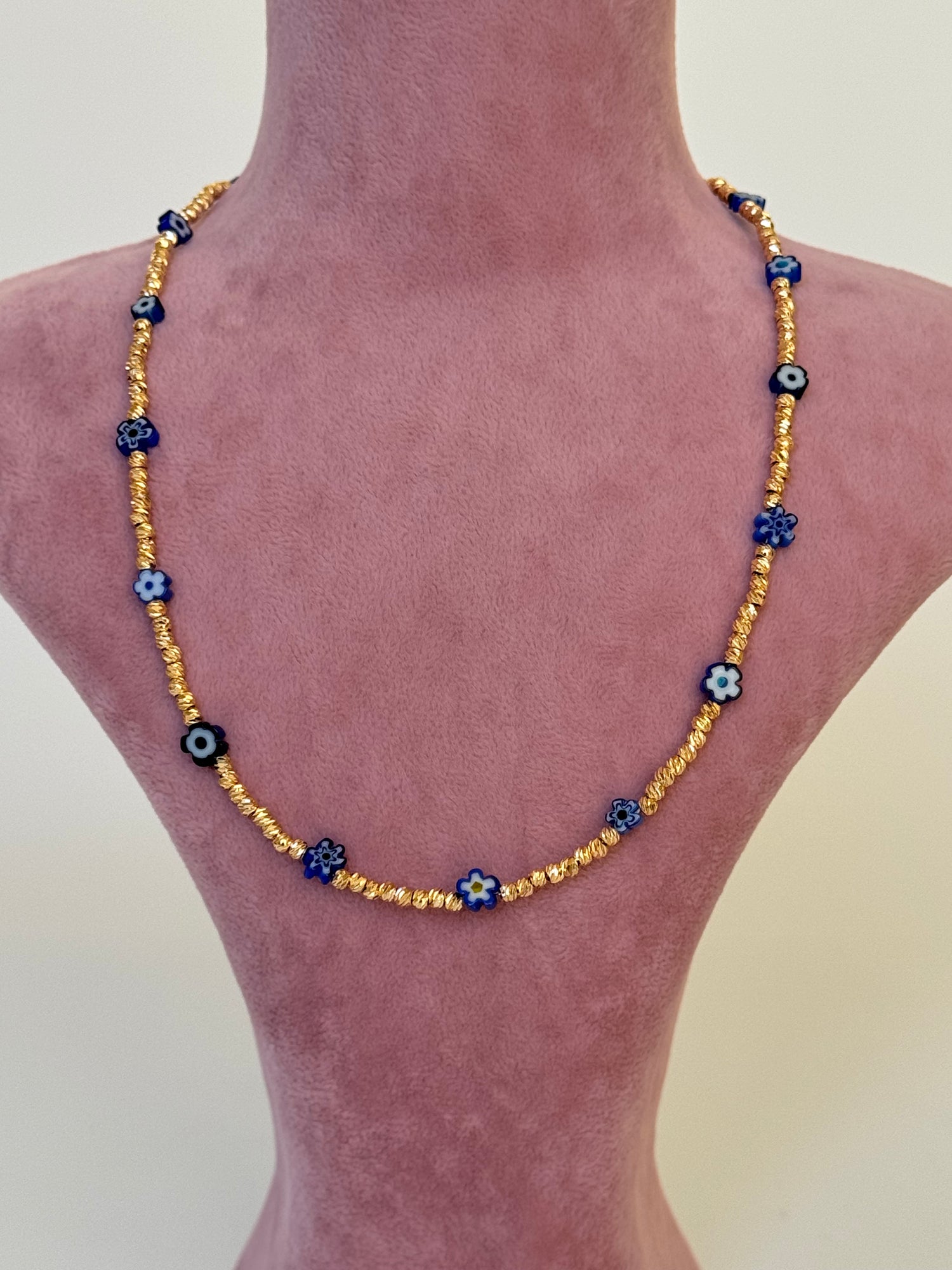 NAVİ LACİVERT ÇİÇEKLİ ALTIN KAPLAMA DETAYLI KOLYE