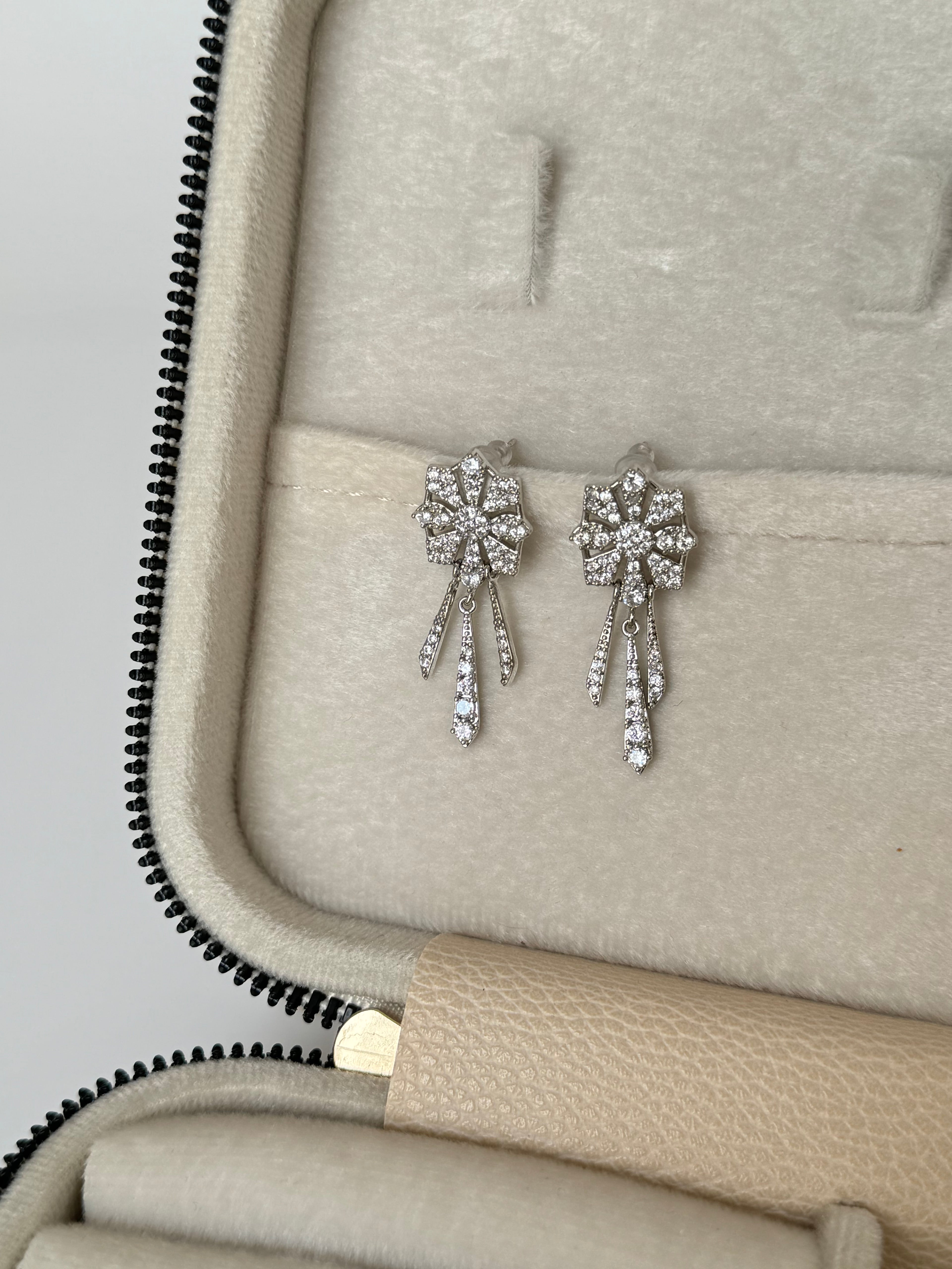 İTHAL MARKA MODEL TAŞLI SİLVER KÜPE