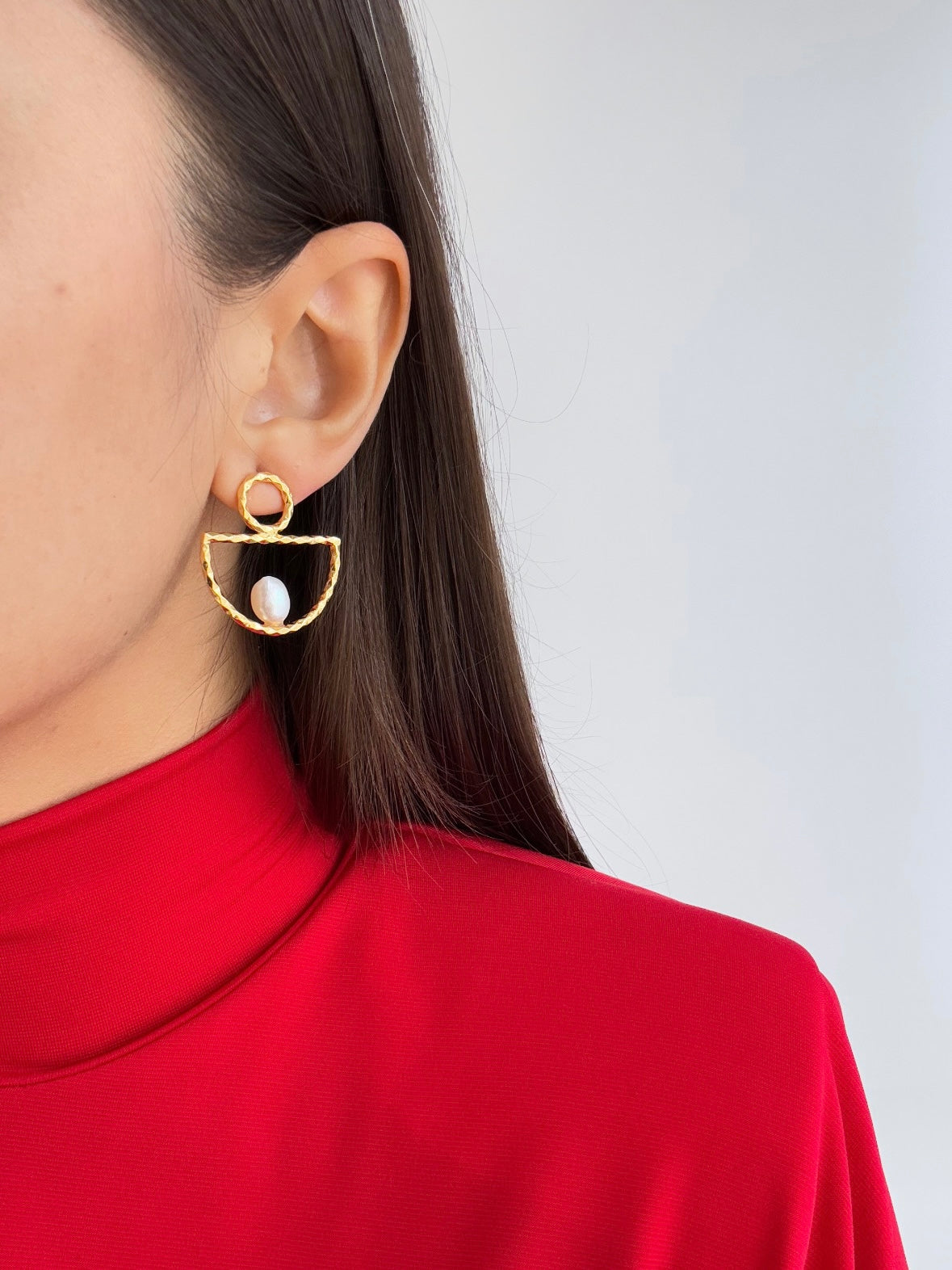 İNCİ DETAYLI YARIM DAİRE MODEL ALTIN KAPLAMA KÜPE