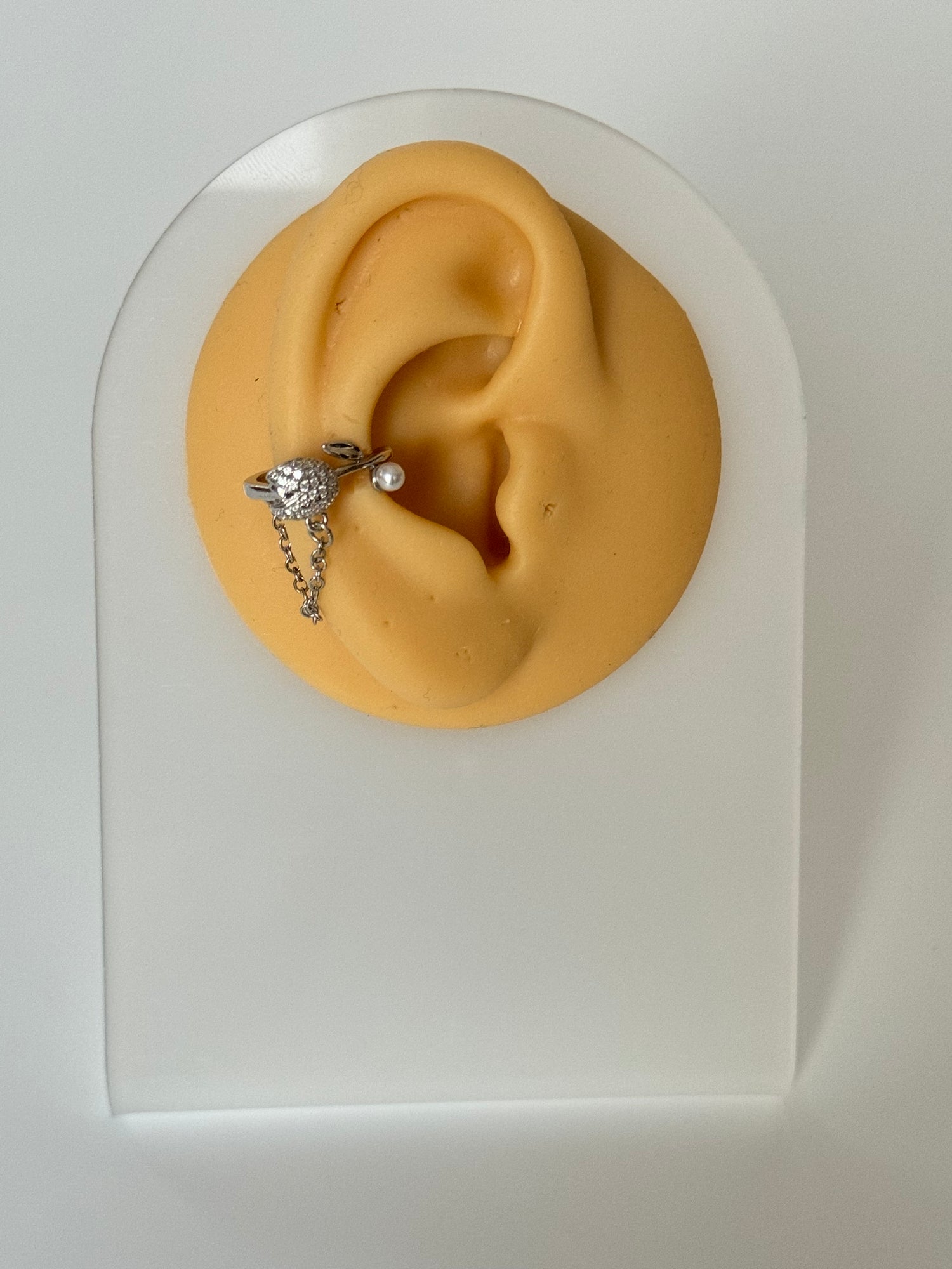 İTHAL LALE DETAYLI SOL KULAK SİLVER KIKIRDAK KÜPE EARCUFF