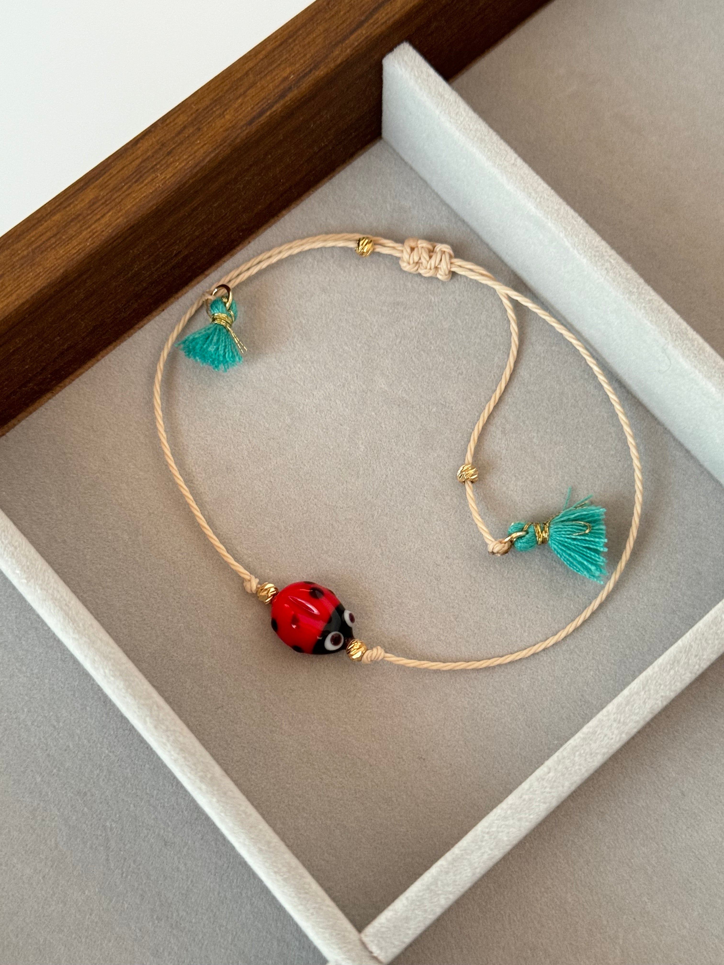 UĞUR BÖCEĞİ CAM BONCUK EL YAPIMI İPLİ BİLEKLİK