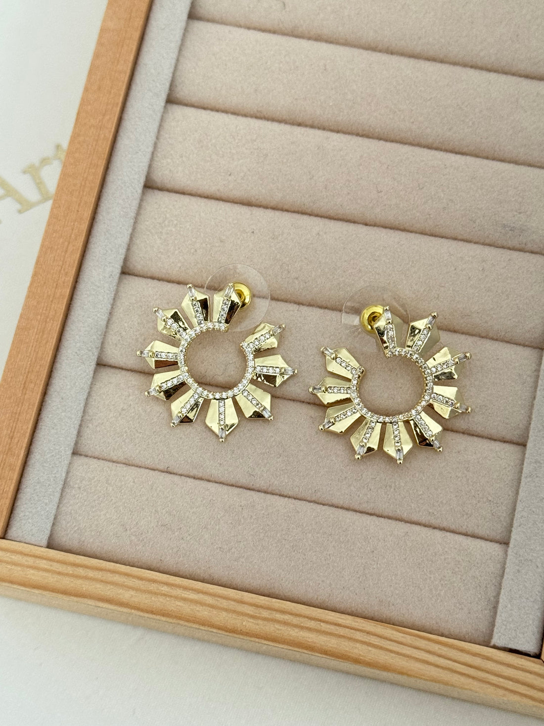 AVELİS TAŞLI HALKA DETAYLI GOLD KÜPE