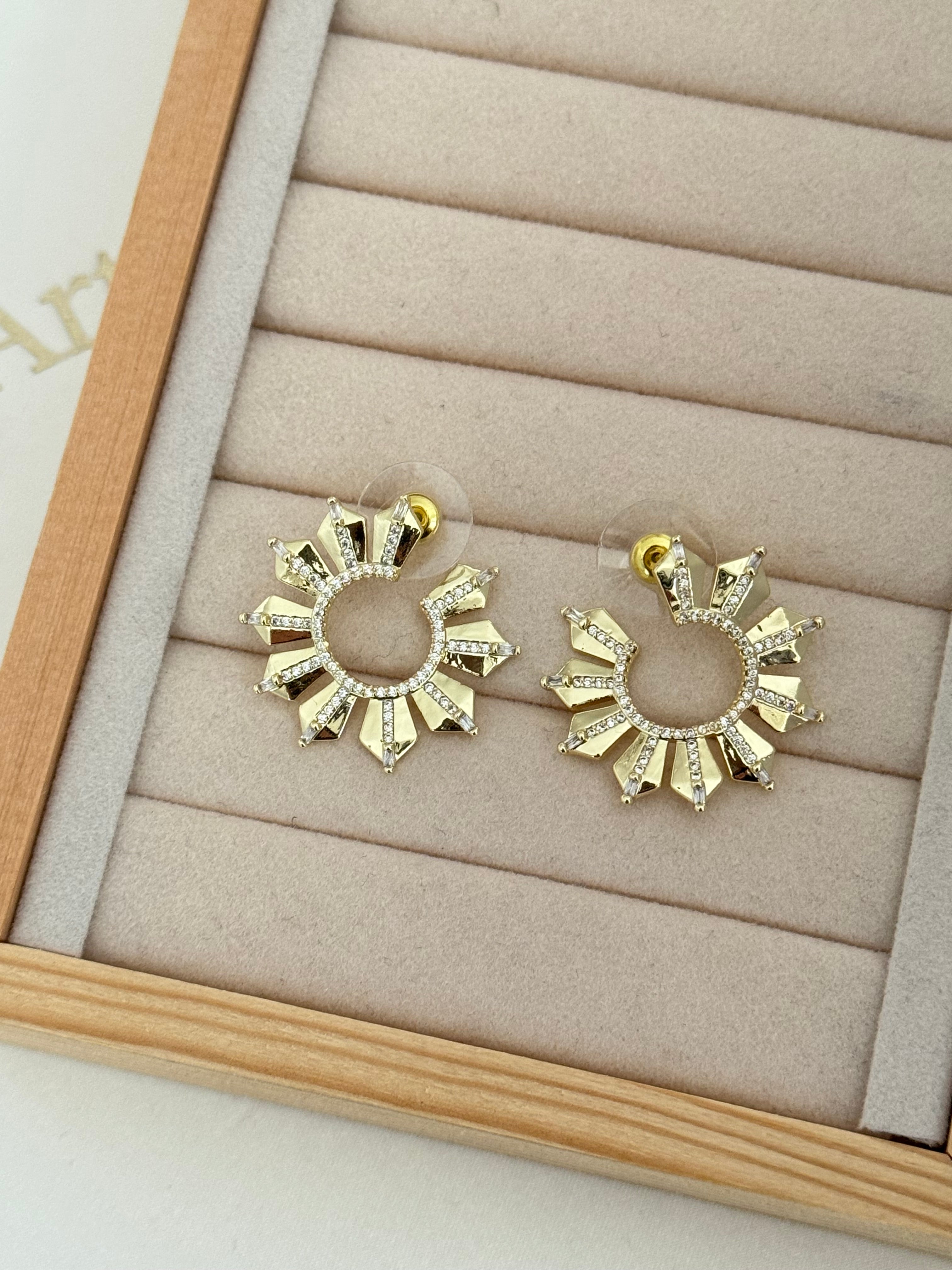 AVELİS TAŞLI HALKA DETAYLI GOLD KÜPE