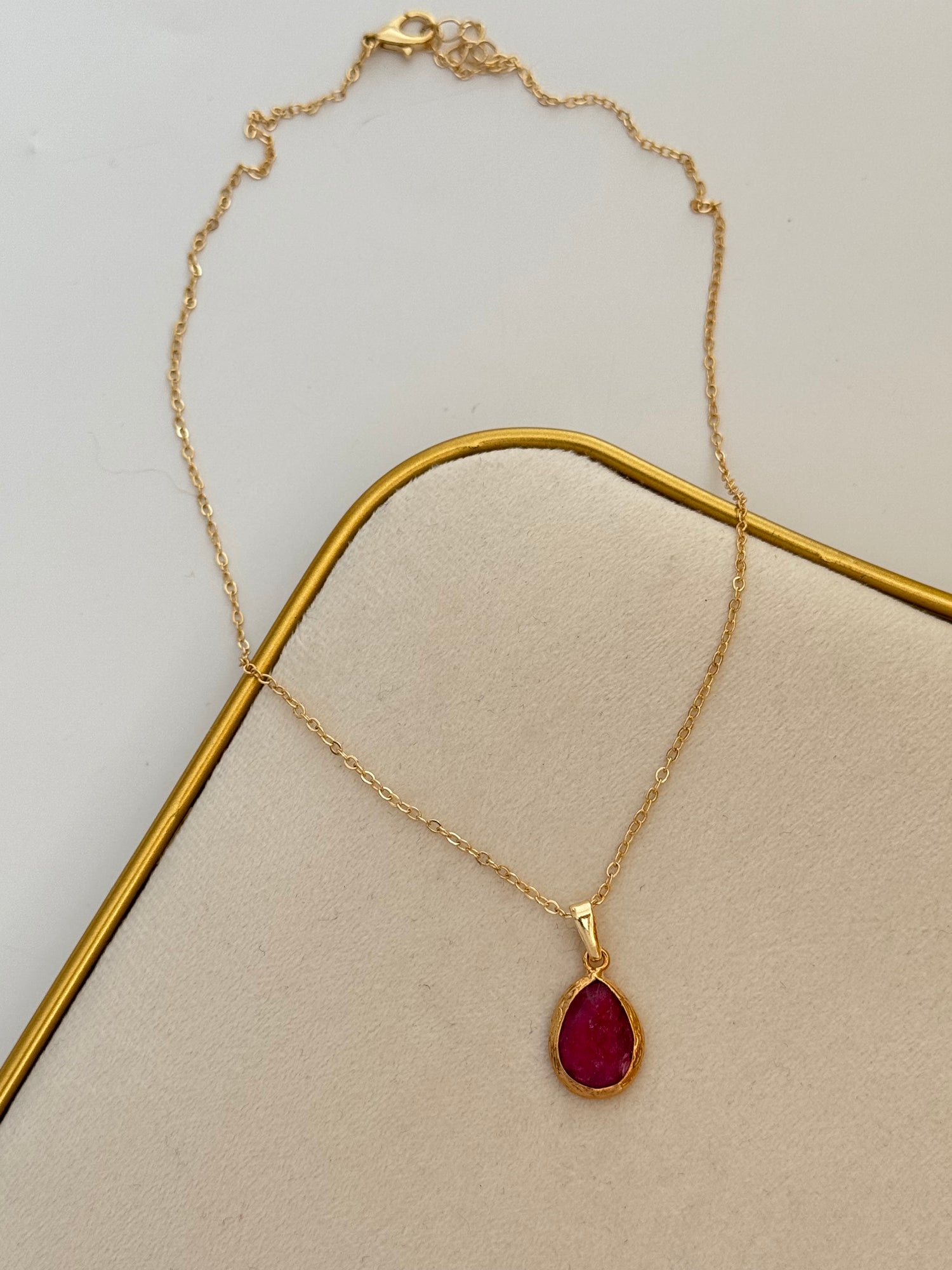 PEMBE DOĞAL TAŞLI ALTIN KAPLAMA KOLYE