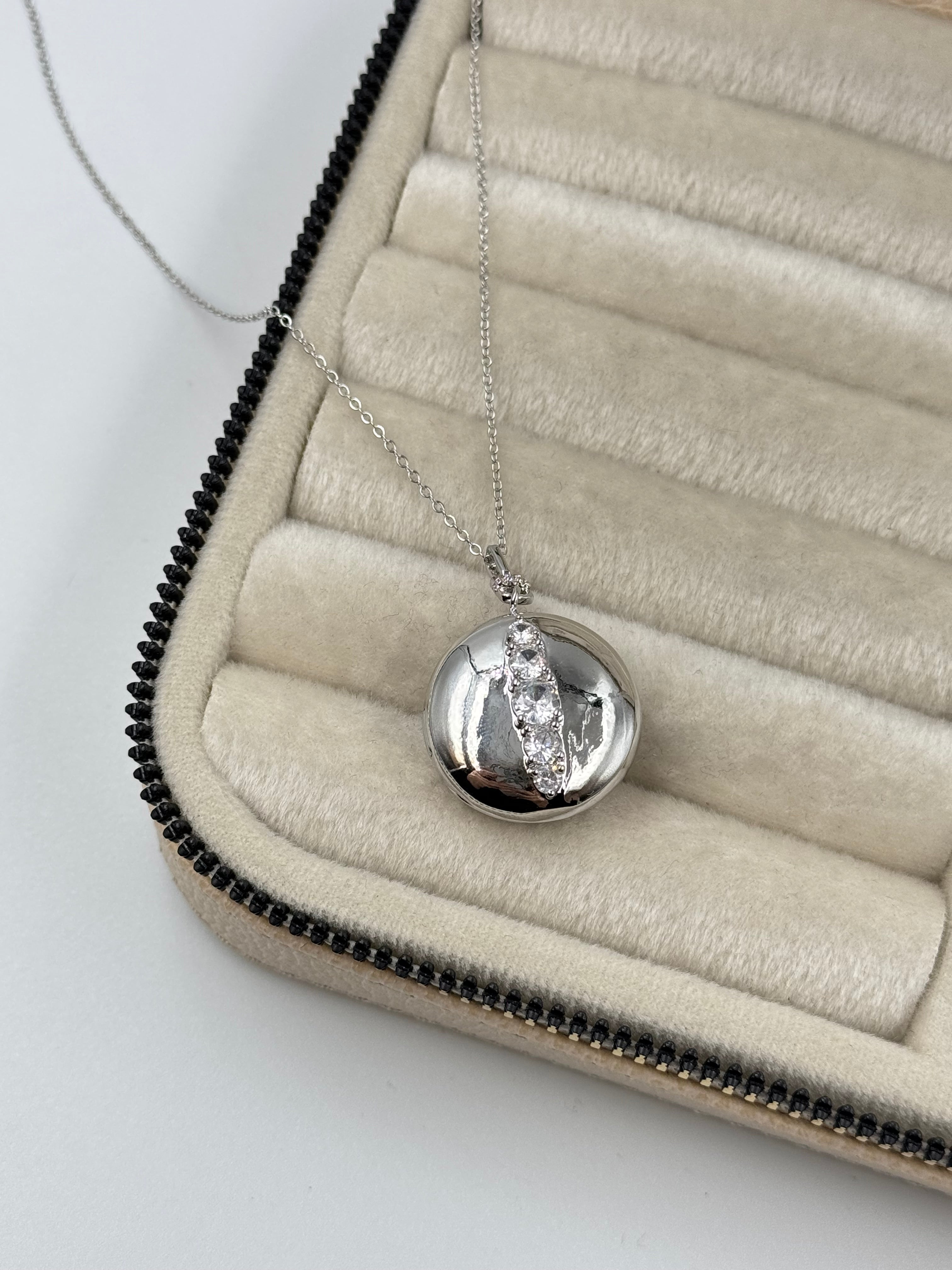 İTHAL KAPAKLI AÇILABİLİR RESİMLİKLİ TAŞLI UZUN SİLVER KOLYE