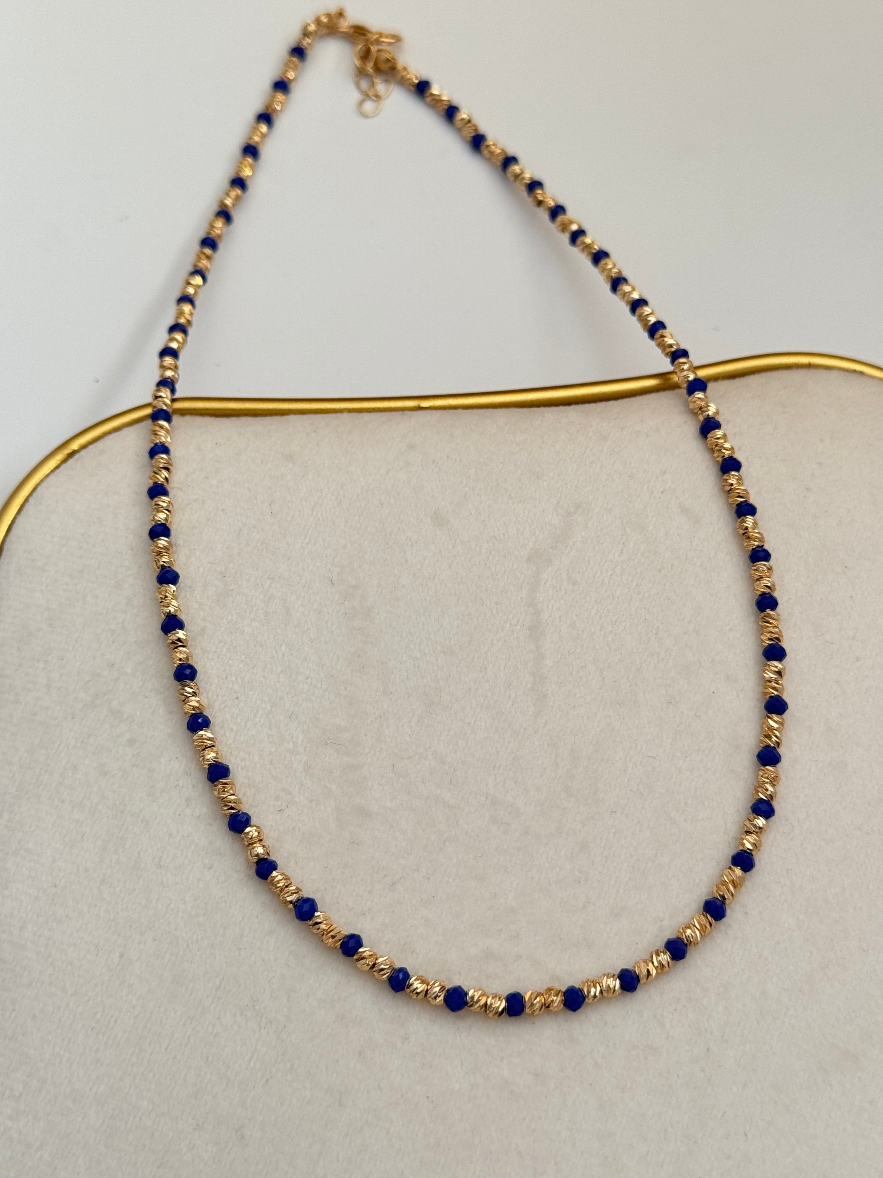 ORİN LACİVERT BONCUKLU ALTIN KAPLAMA DETAYLI KOLYE