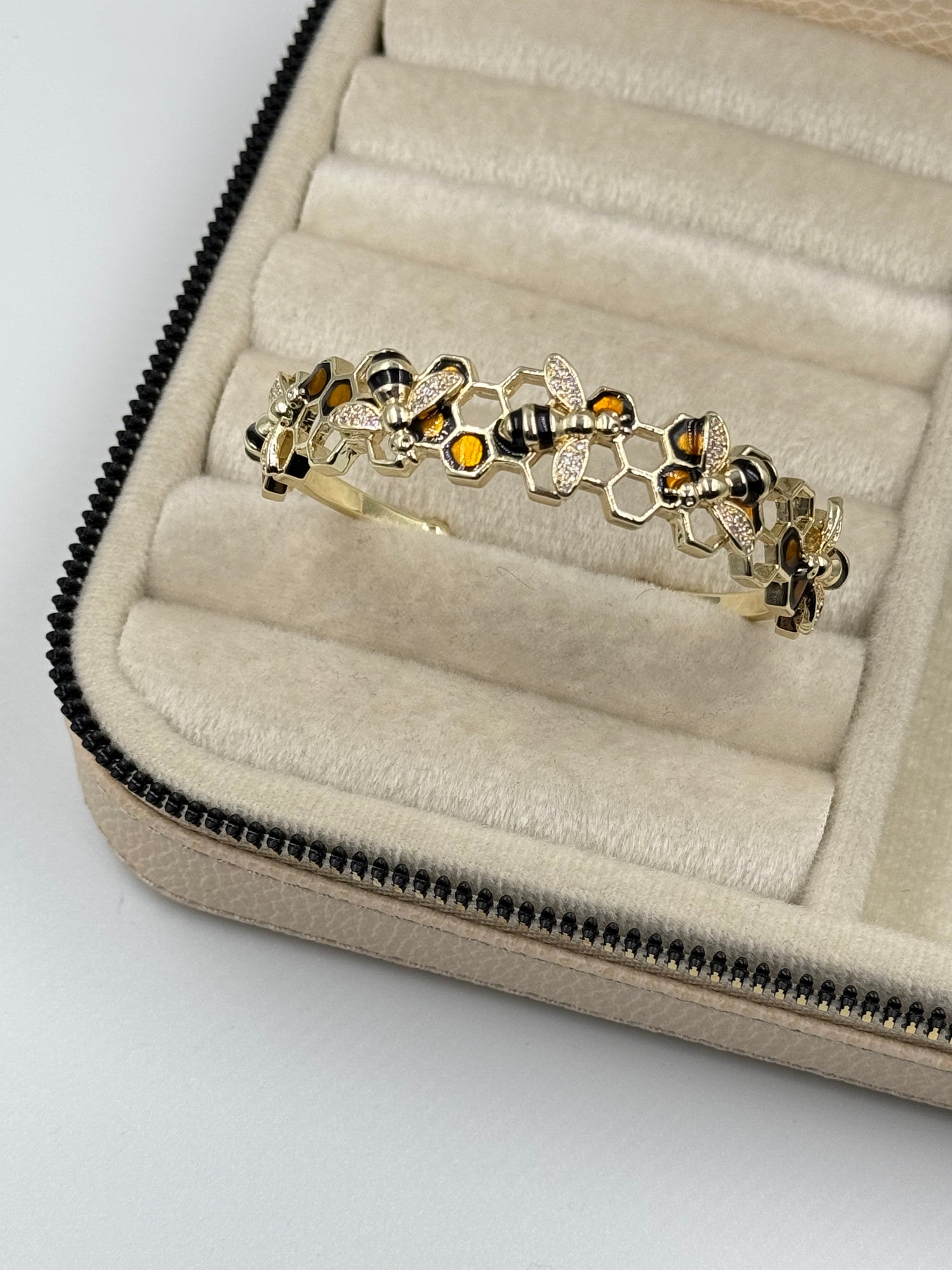 İTHAL ARI DETAYLI PETEKLİ GOLD KELEPÇE BİLEZİK