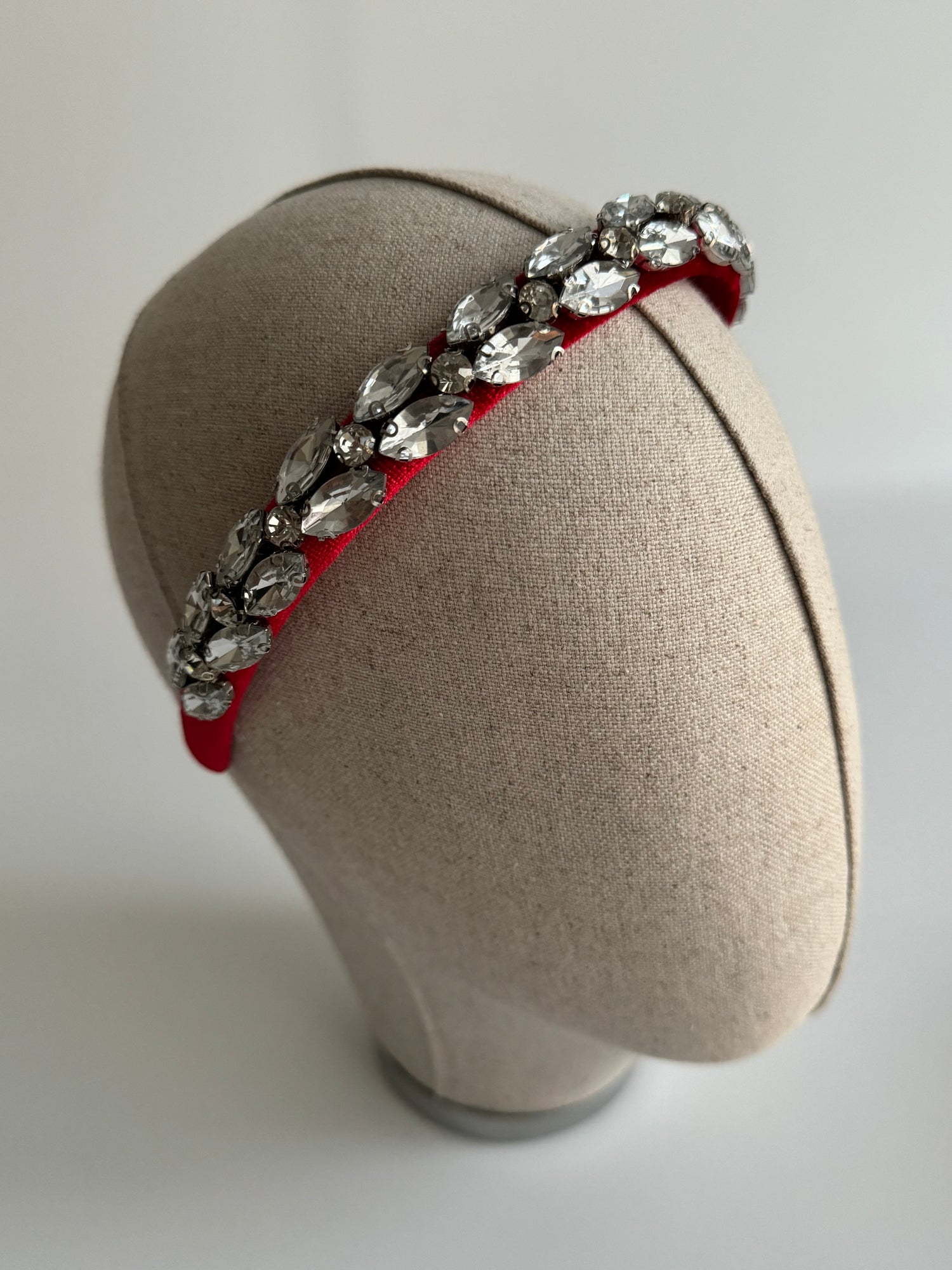 KIRMIZI TAŞLI KADİFE İNCE MODEL TAÇ