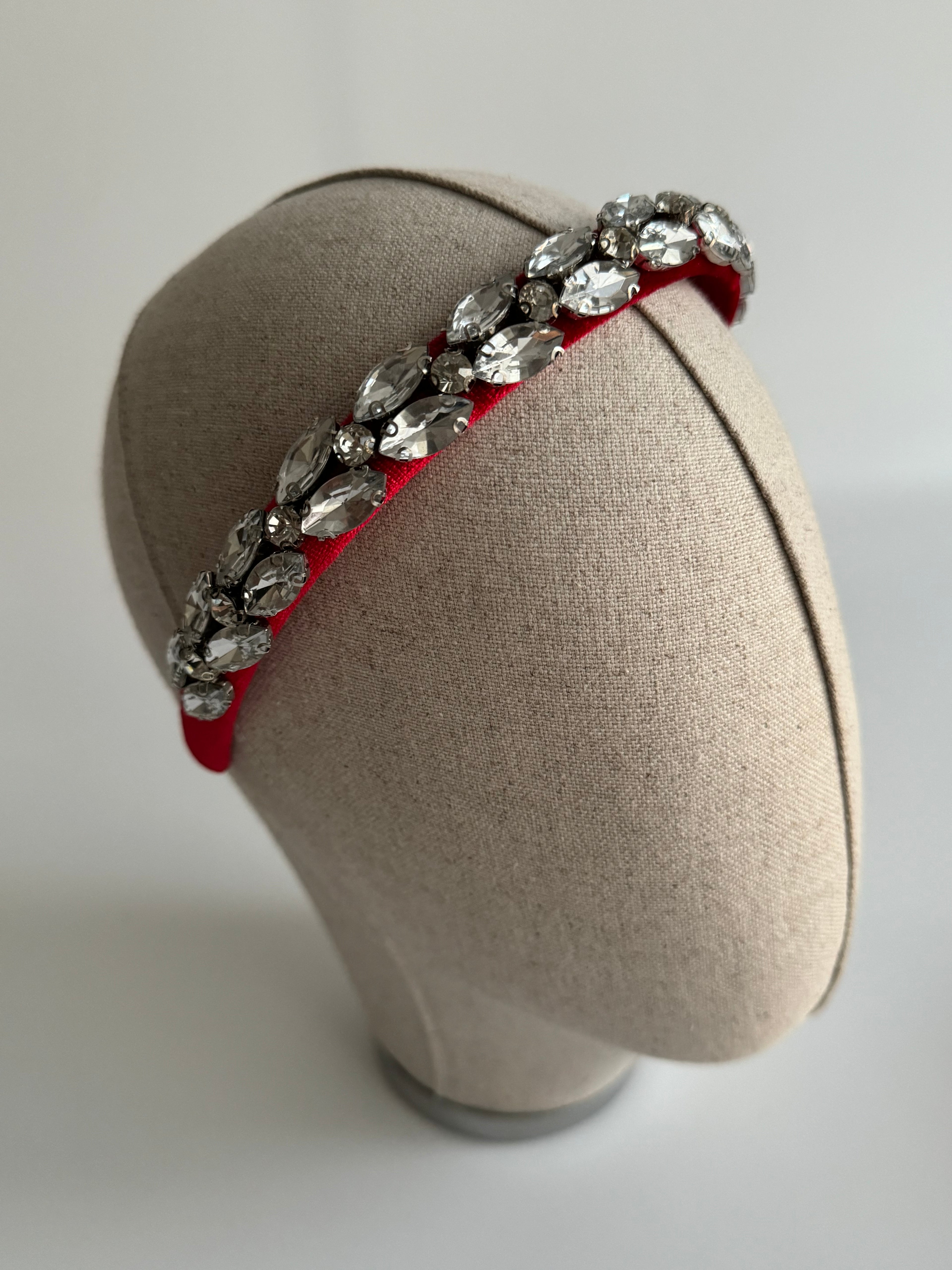 KIRMIZI TAŞLI KADİFE İNCE MODEL TAÇ