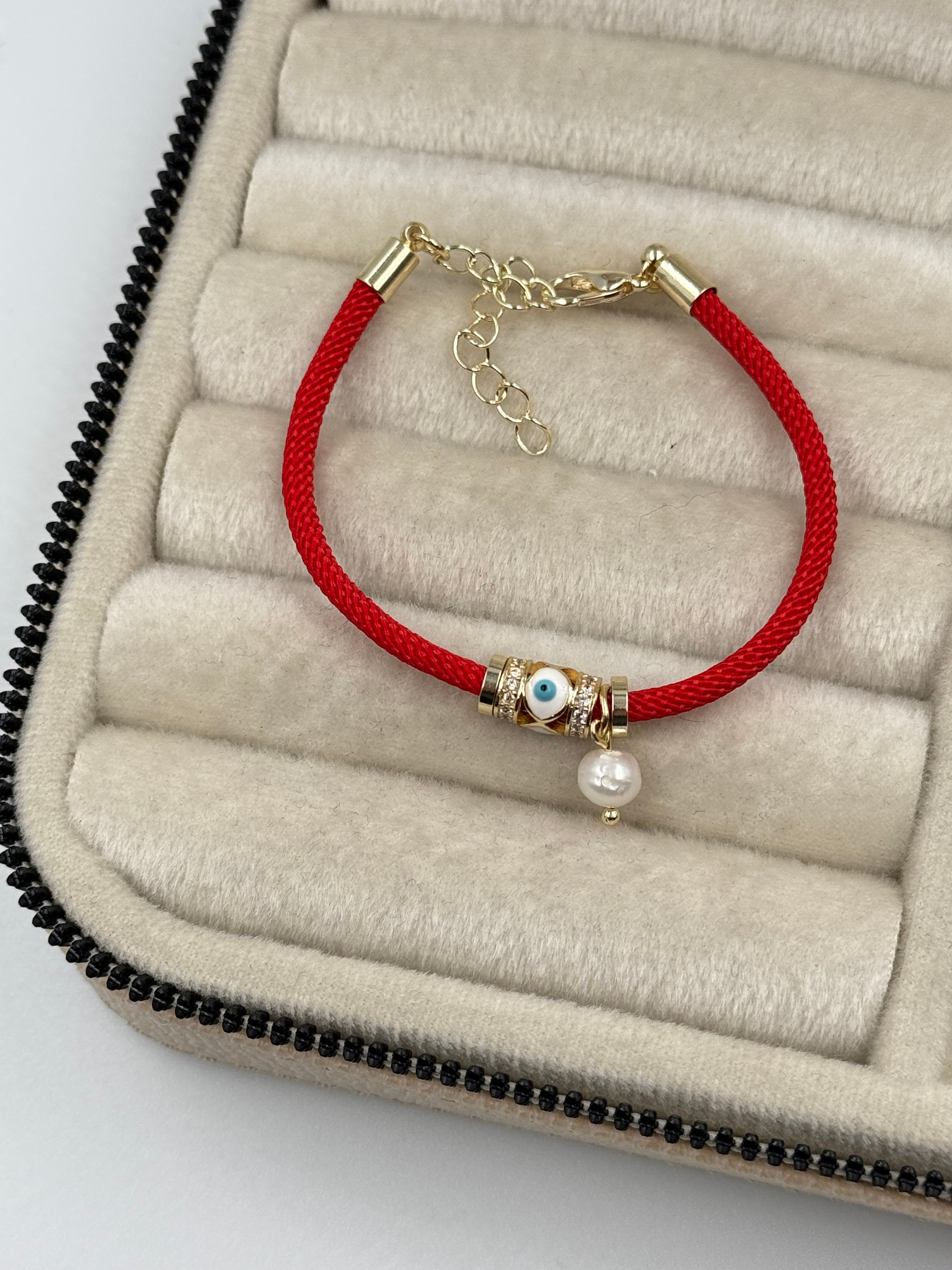 İTHAL NAZAR BONCUKLU İNCİ DETAYLI KIRMIZI İPLİ BİLEKLİK