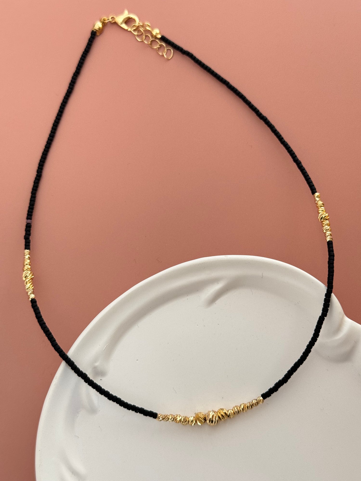 VEDA ALTIN KAPLAMA DORİKA DETAYLI SİYAH BONCUK KOLYE