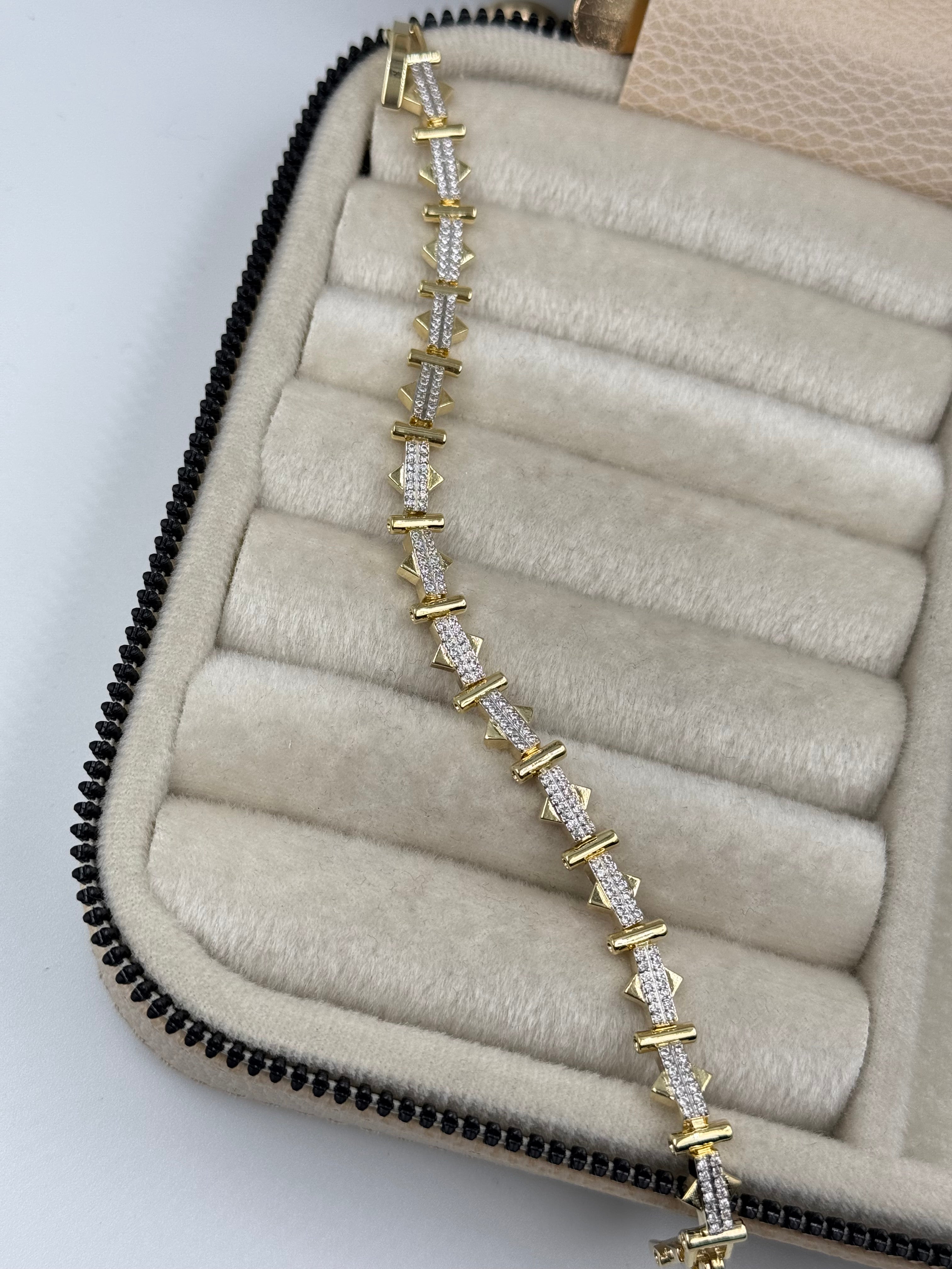 İTHAL ÜÇGEN DETAYLI GOLD BİLEKLİK