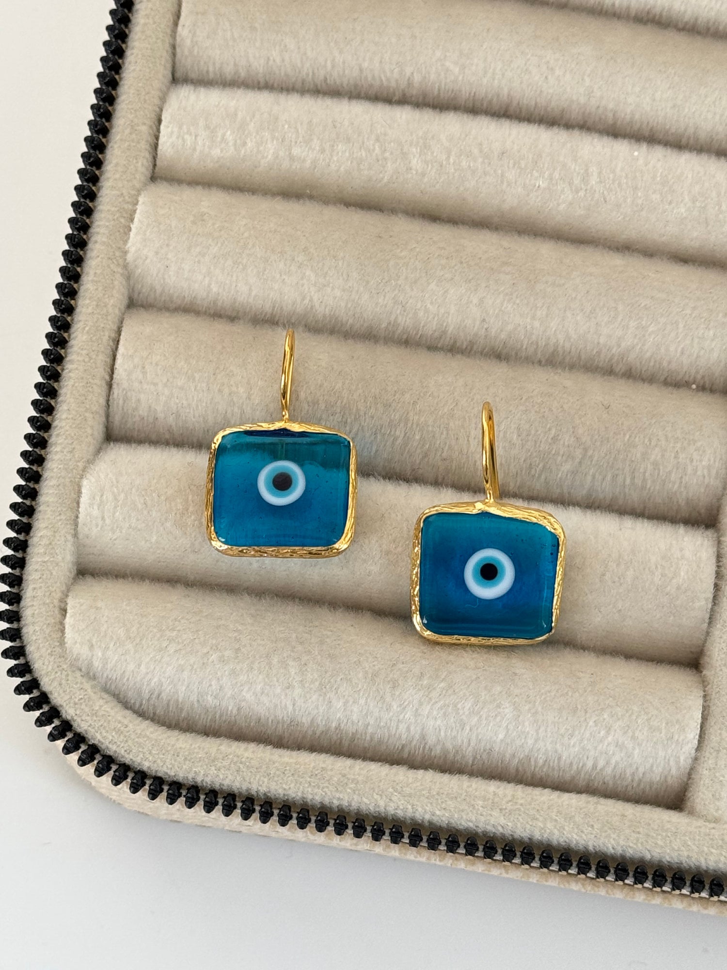 SELE MAVİ CAM NAZAR BONCUK DETAYLI ALTIN KAPLAMA KÜPE