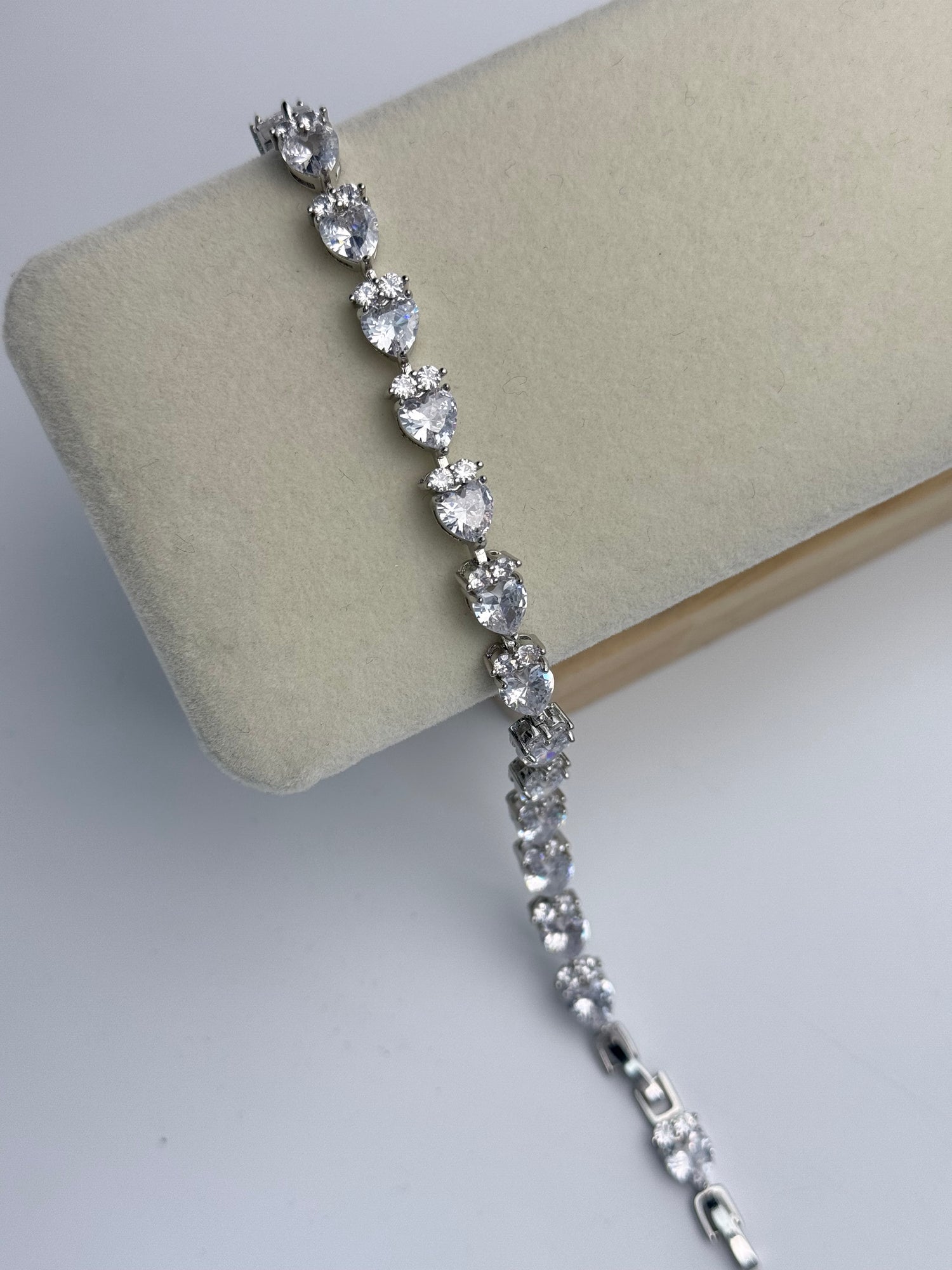 İTHAL ZİRKON TAŞLI ÇİLEK DETAYLI BİLEKLİK