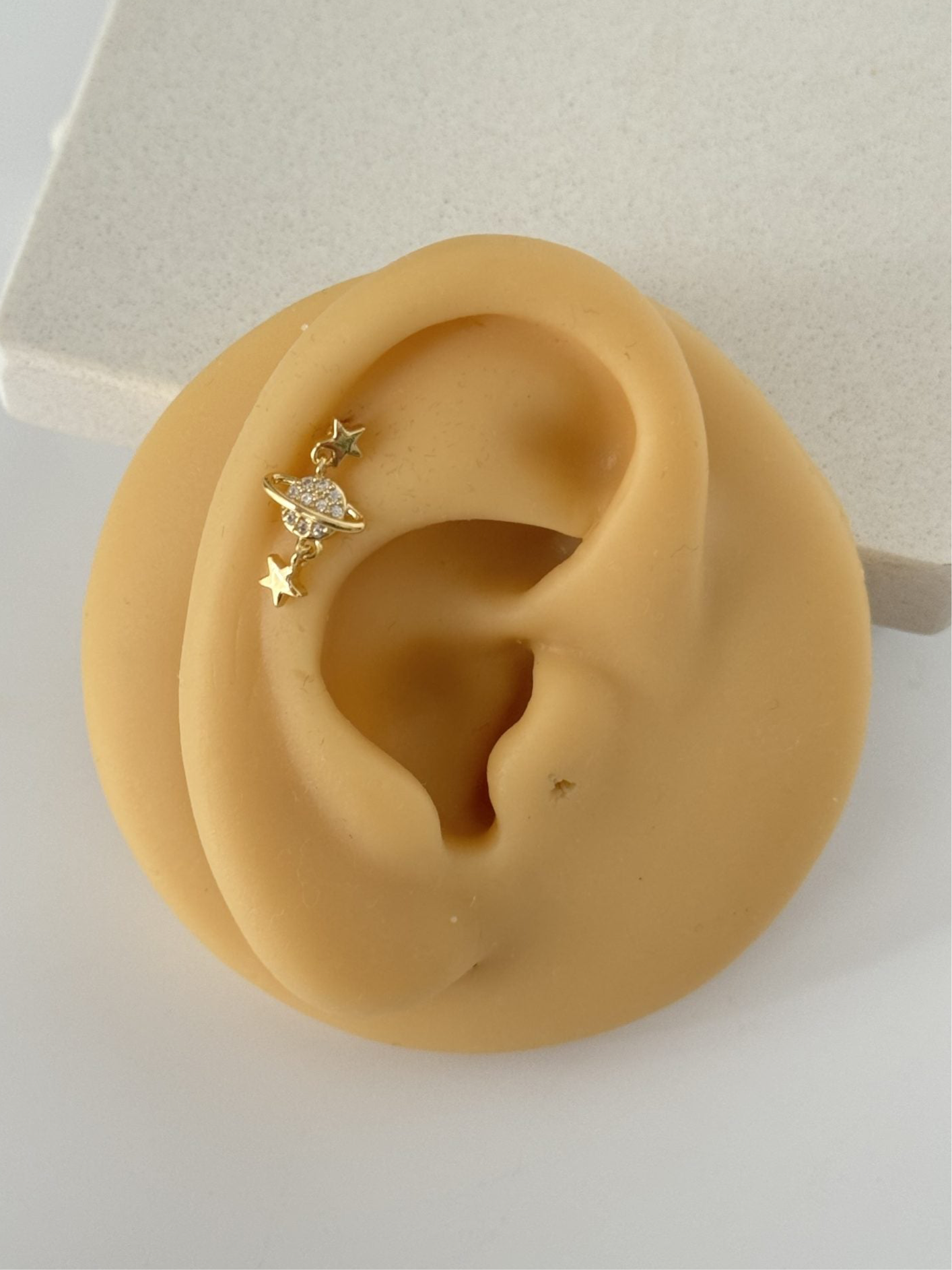 YILDIZ DETAYLI GEZEGEN TRAGUS PİERCİNG