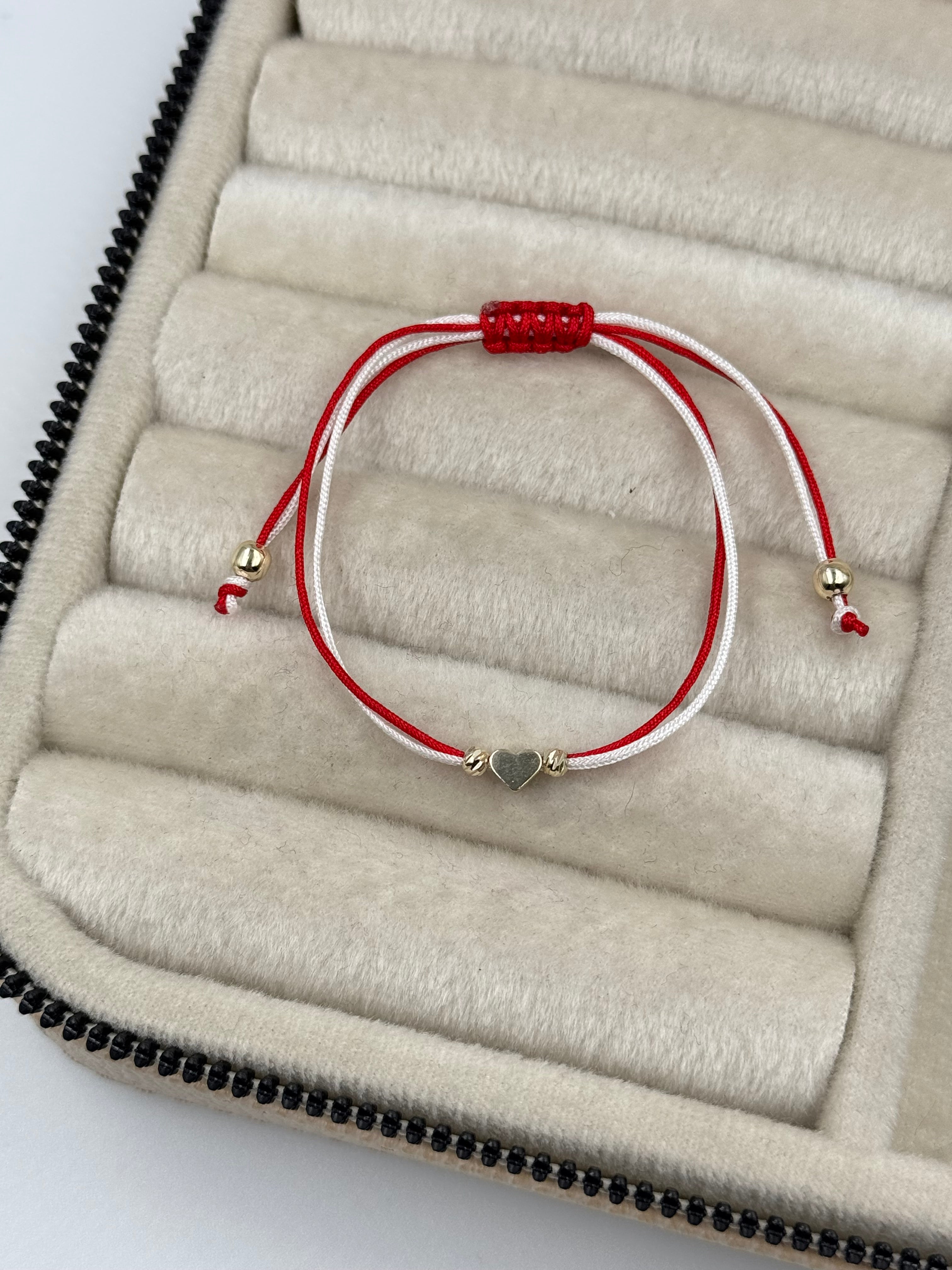 İTHAL KALP DETAYLI KIRMIZI BEYAZ İPLİ AYARLANABİLİR BİLEKLİK