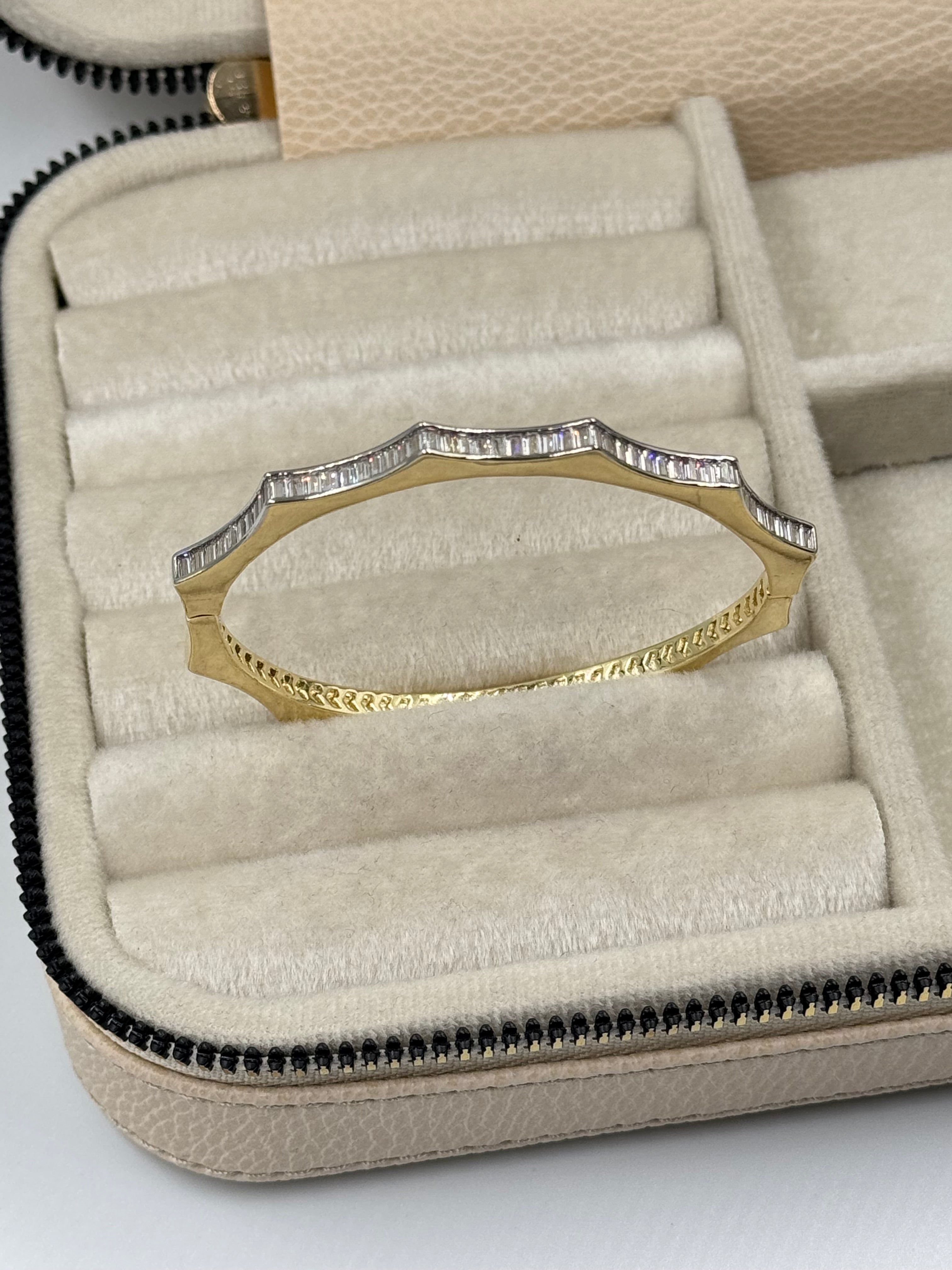 İTHAL DALGA DETAYLI TAŞLI GOLD KELEPÇE BİLEZİK