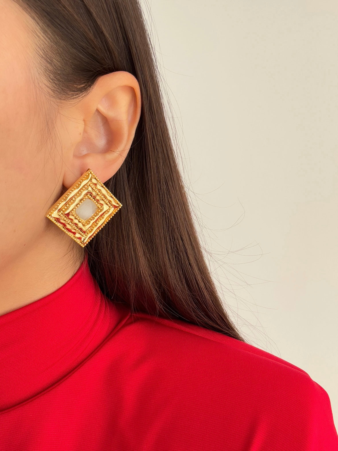 KARE MODEL BEYAZ TAŞLI ALTIN KAPLAMA KÜPE