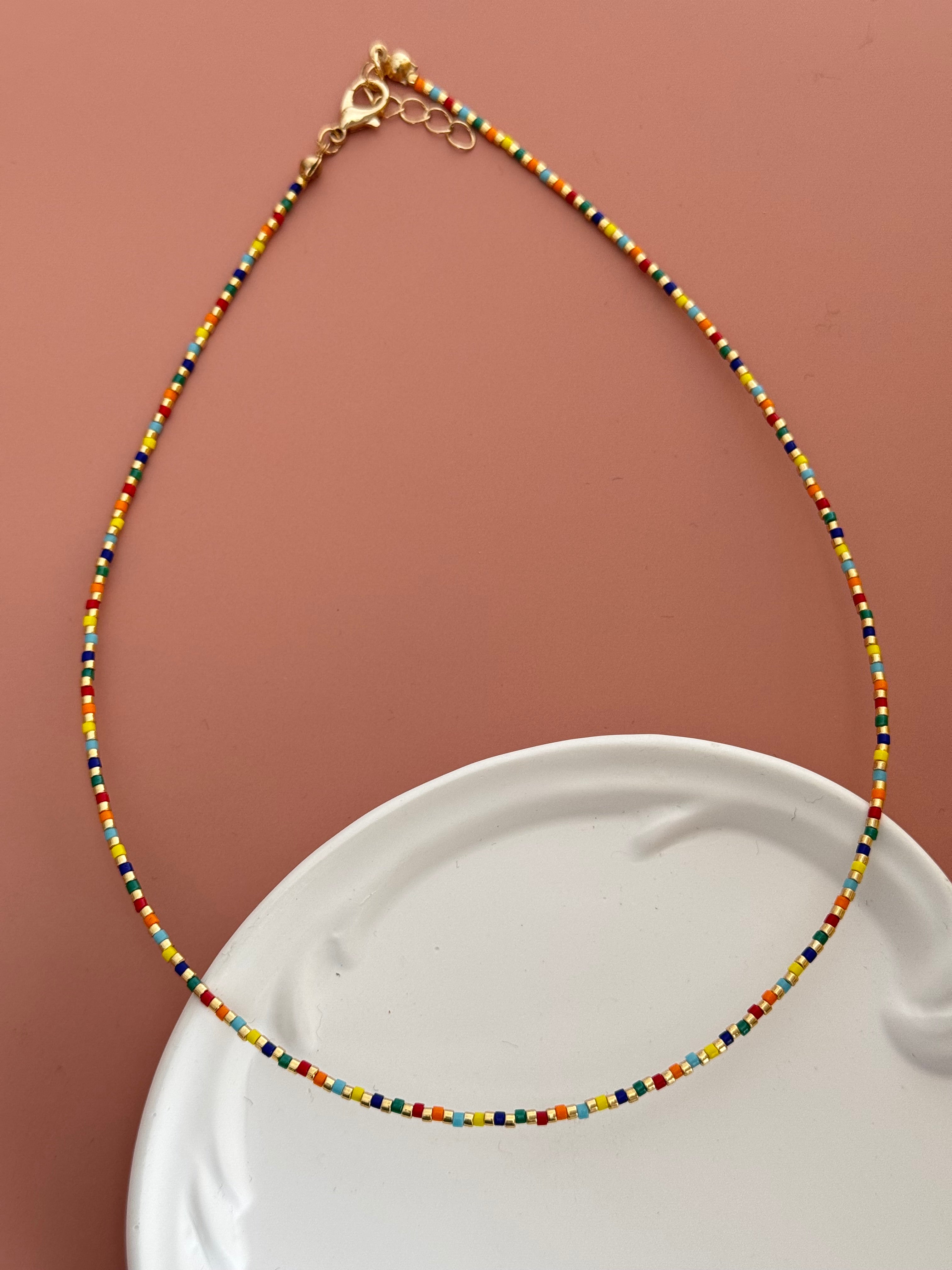 ALTIN KAPLAMA BONCUK DETAYLI RENKLİ BONCUK KOLYE