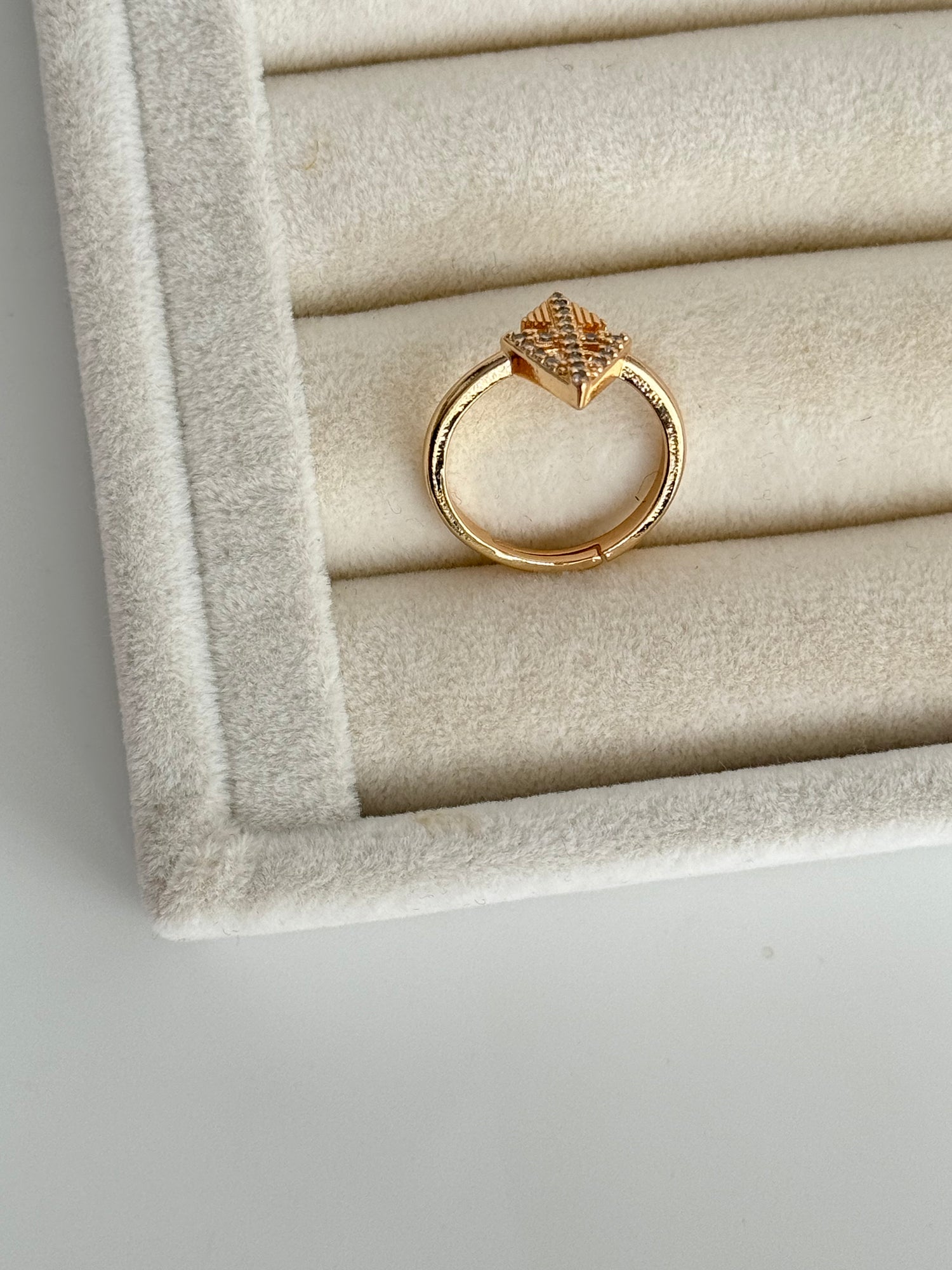 İTHAL ÜÇGEN DETAYLI AYARLANABİLİR GOLD YÜZÜK