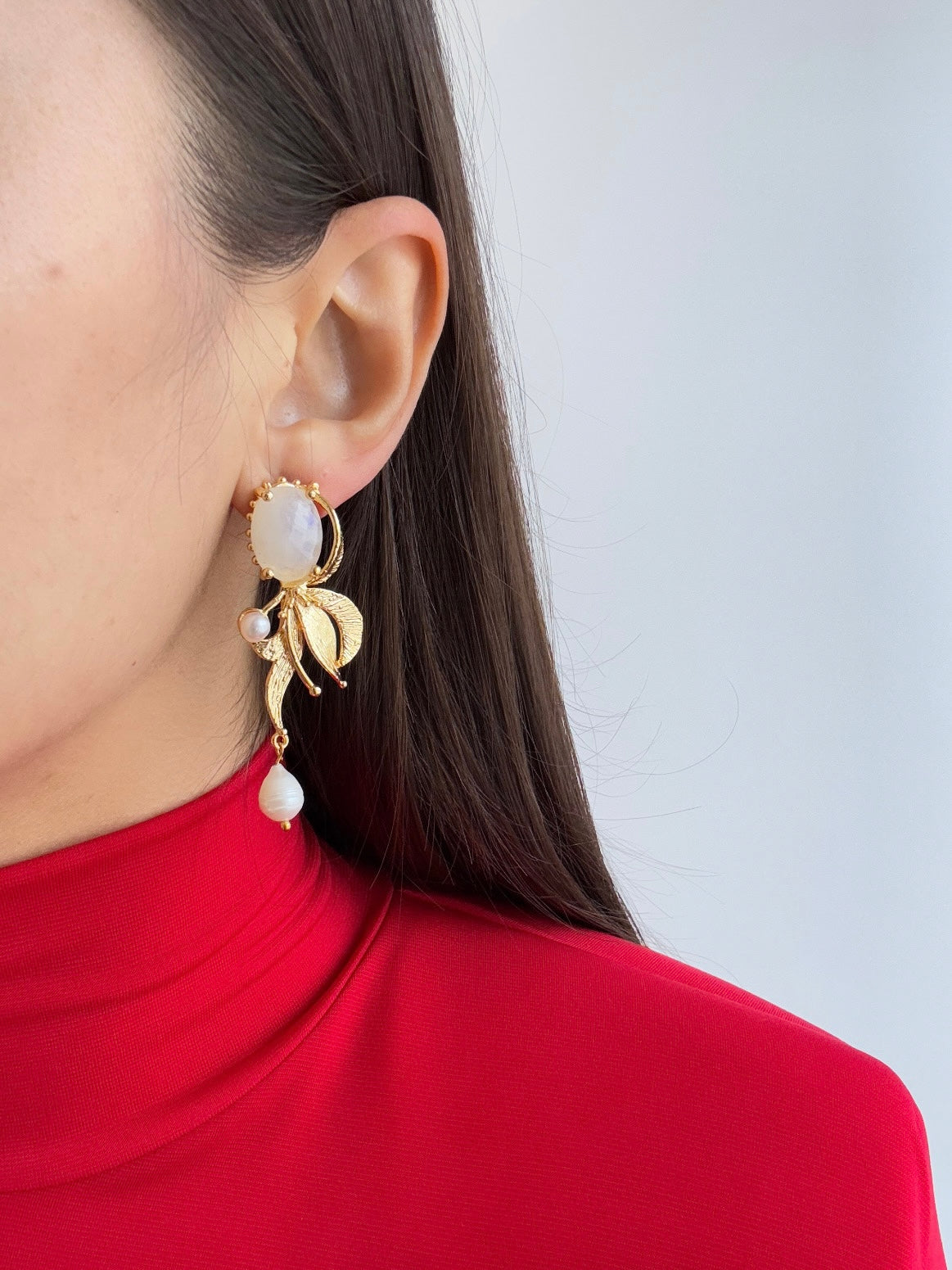 DOĞAL TAŞ DETAYLI TOMURCUK GÜLLÜ ALTIN KAPLAMA KÜPE