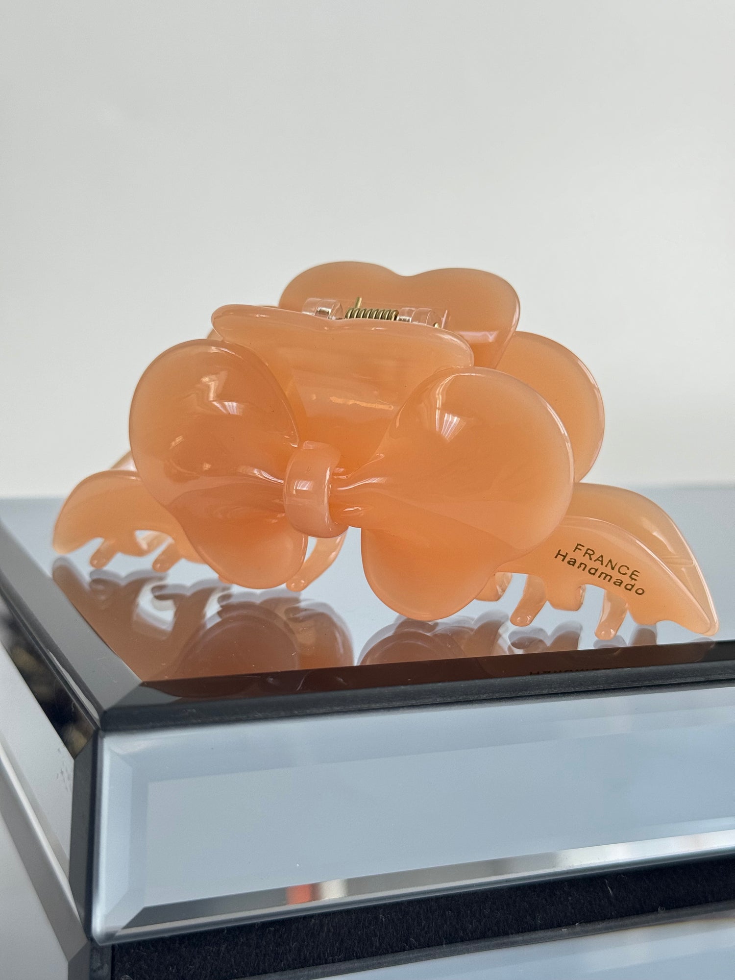 İTHAL ÇİÇEK DETAYLI SOMON RENK KEMİK MANDAL TOKA