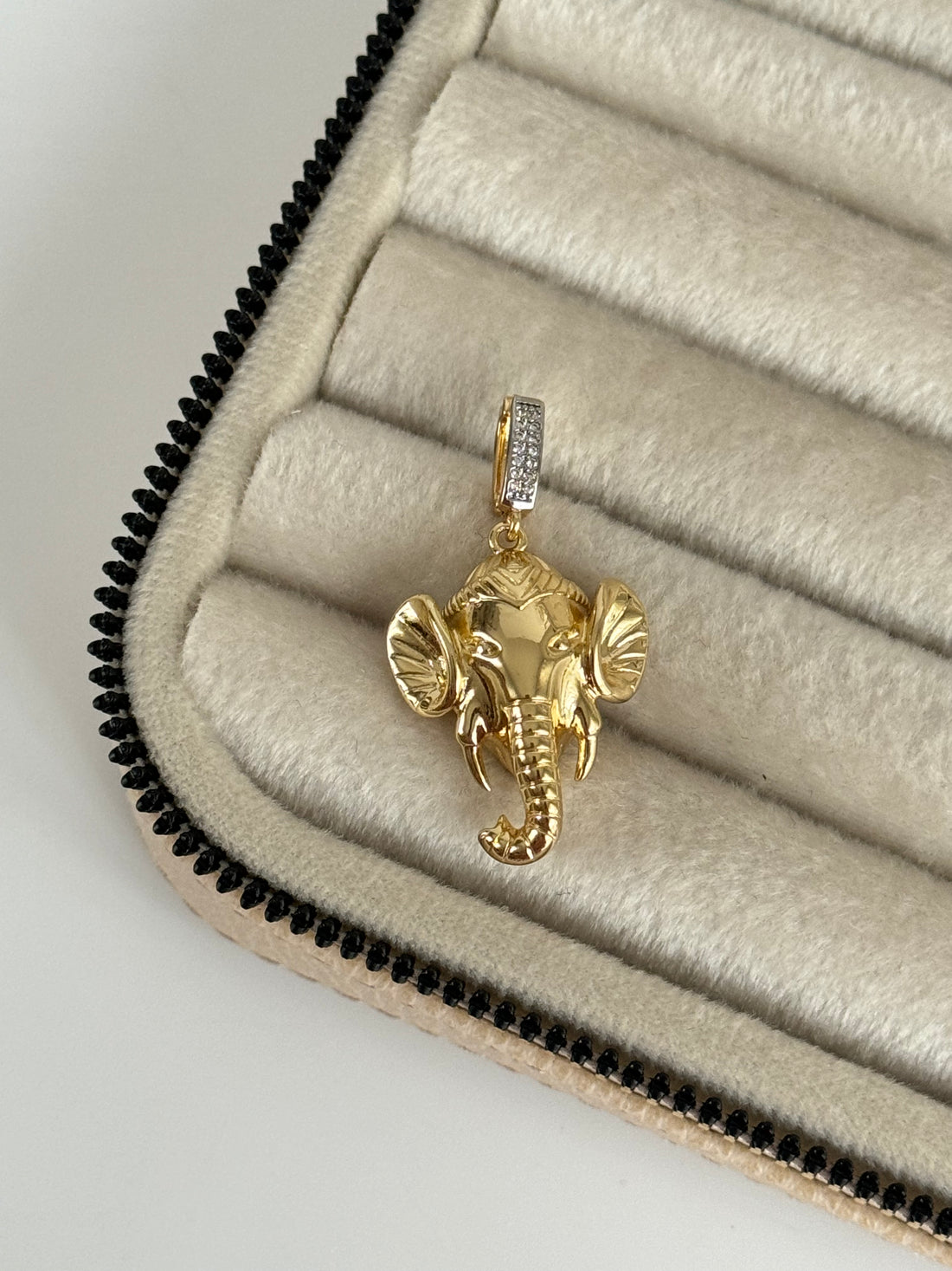 İTHAL FİL DETAYLI GOLD CHARM