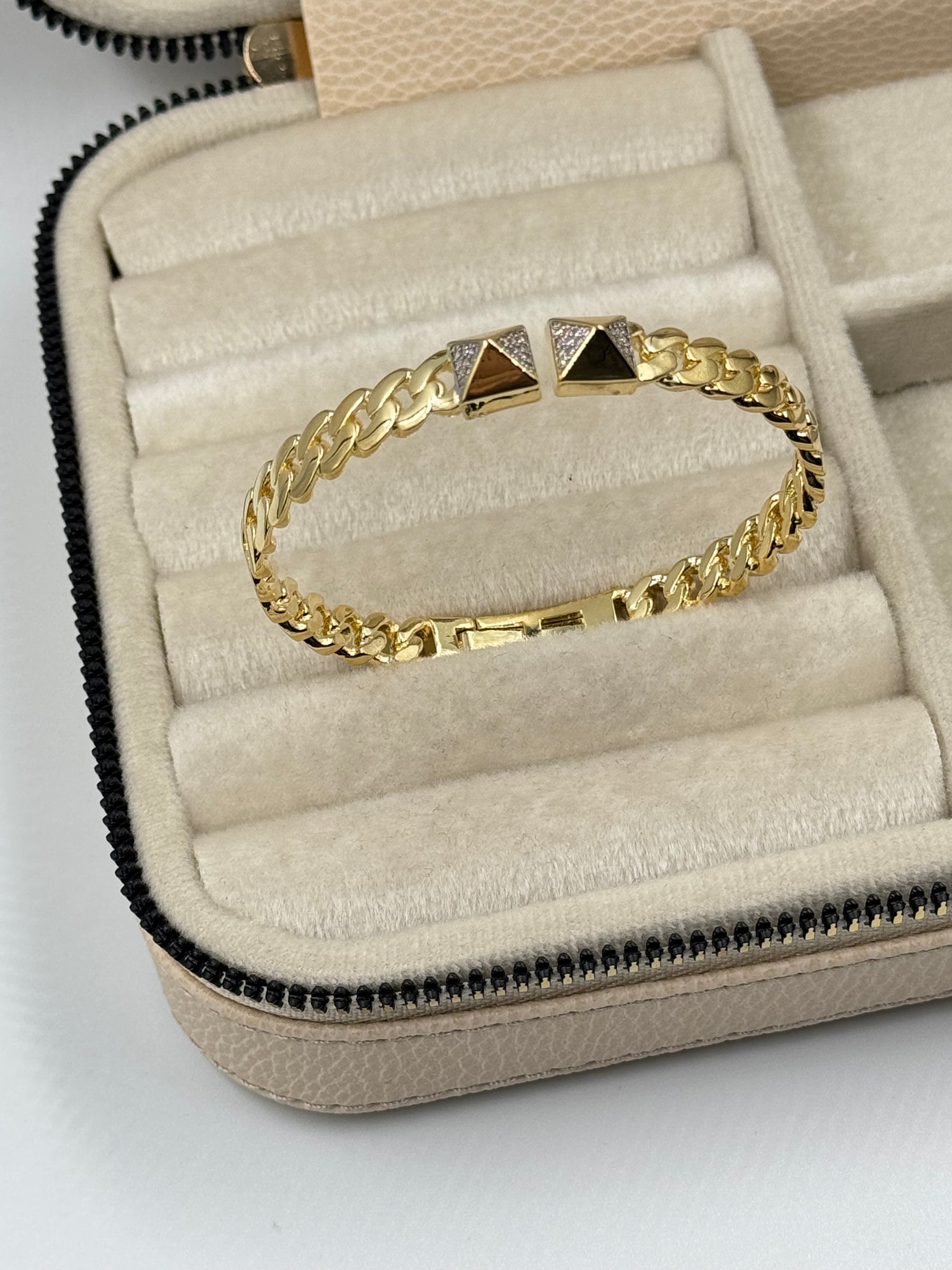 İTHAL ÜÇGEN DETAYLI ZİNCİR GOLD KELEPÇE BİLEZİK