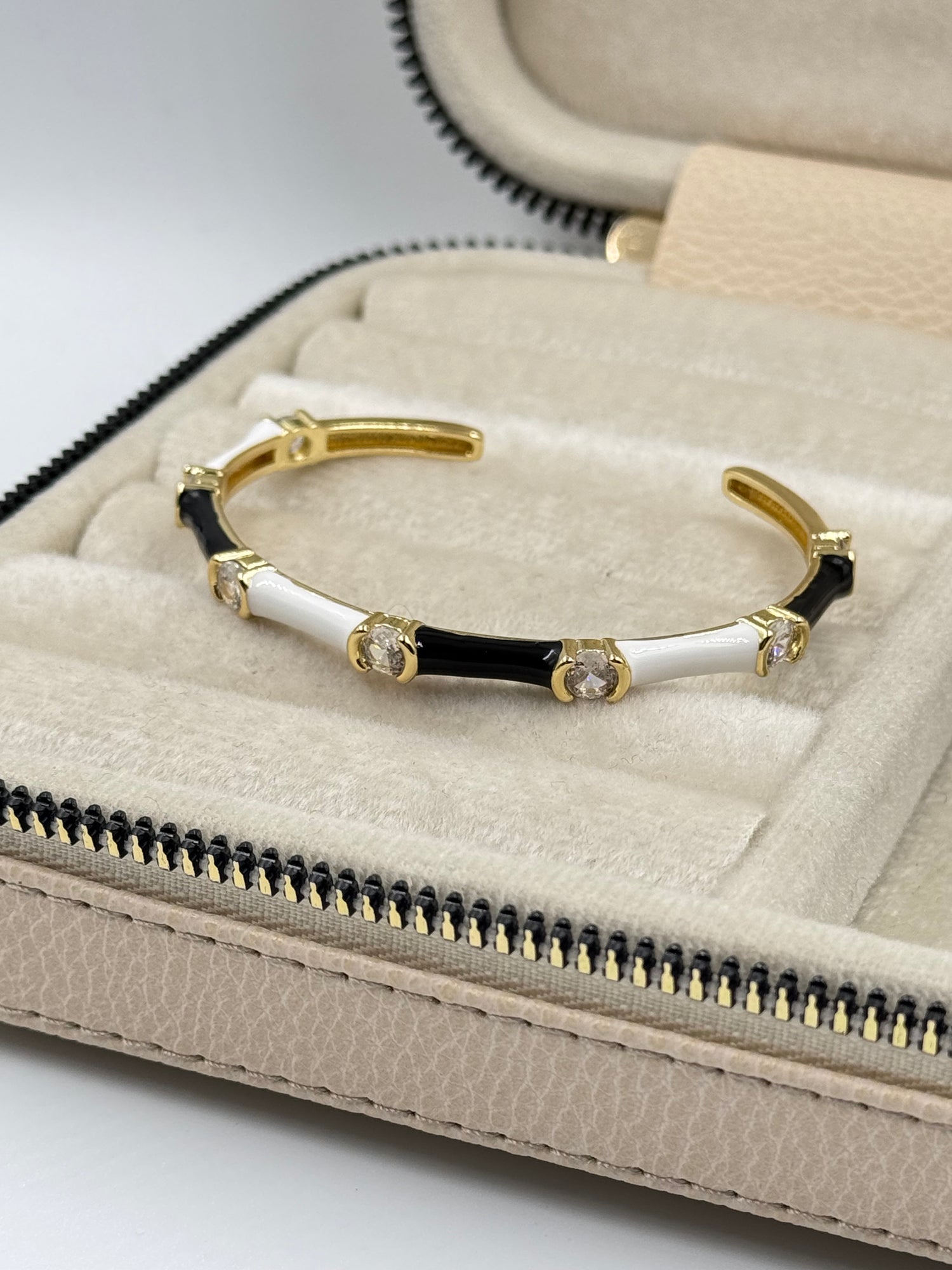 İTHAL SİYAH BEYAZ MİNELİ RENKLİ TAŞ DETAYLI GOLD KELEPÇE BİLEZİK