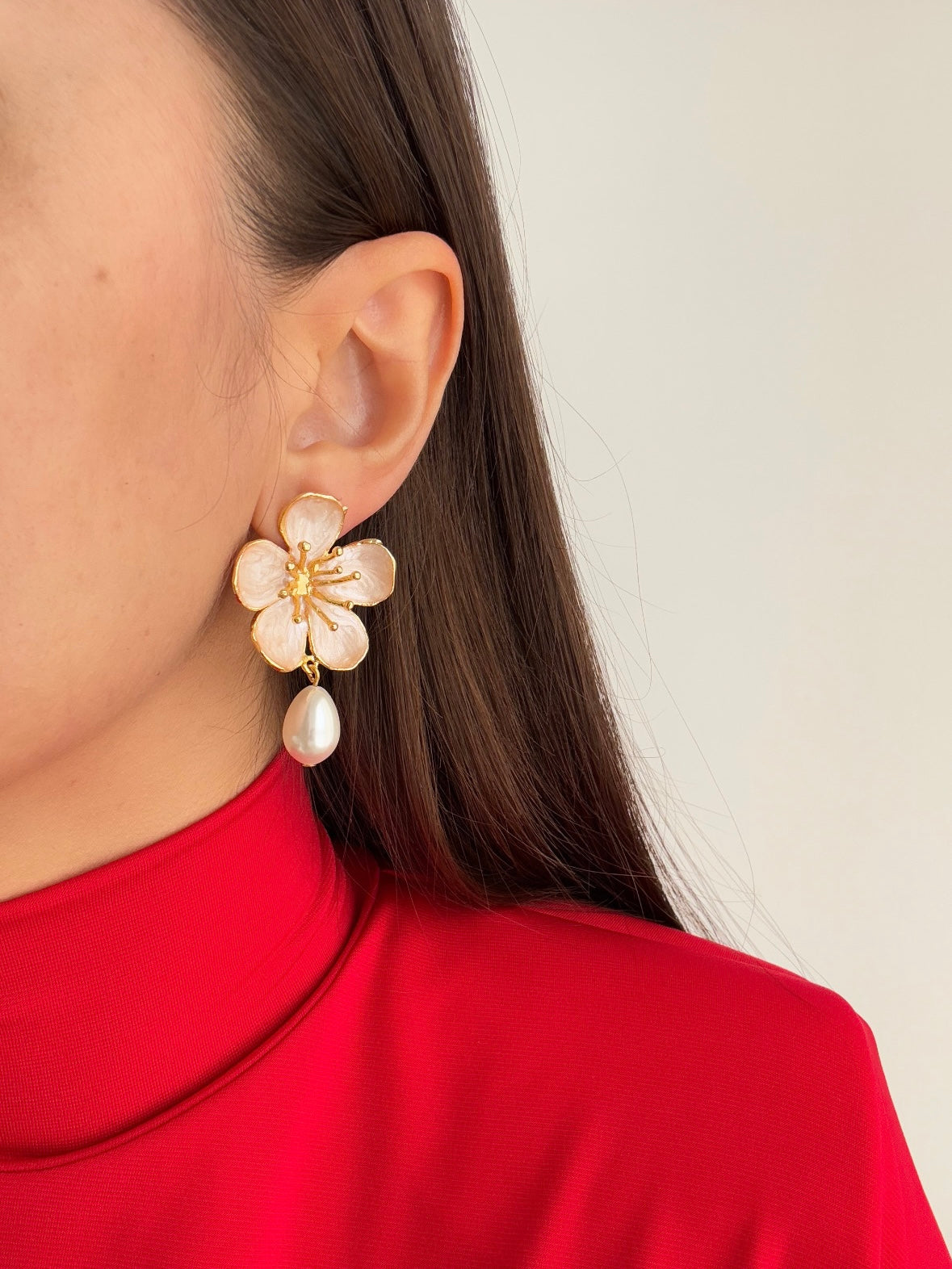 MENEKŞE MODEL İNCİ DETAYLI KREM ALTIN KAPLAMA KÜPE