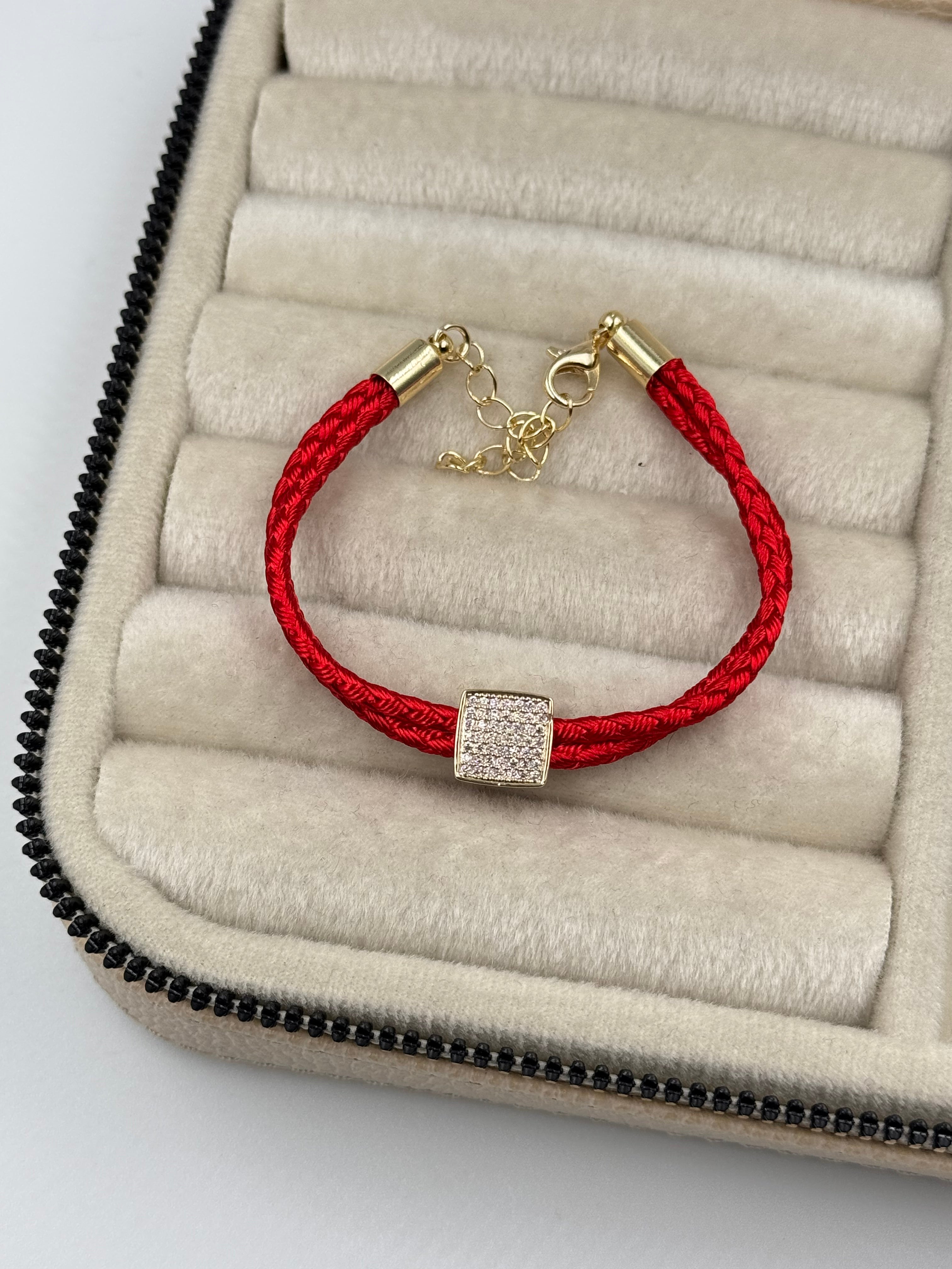 İTHAL TAŞLI KARE FORMLU KIRMIZI İPLİ BİLEKLİK