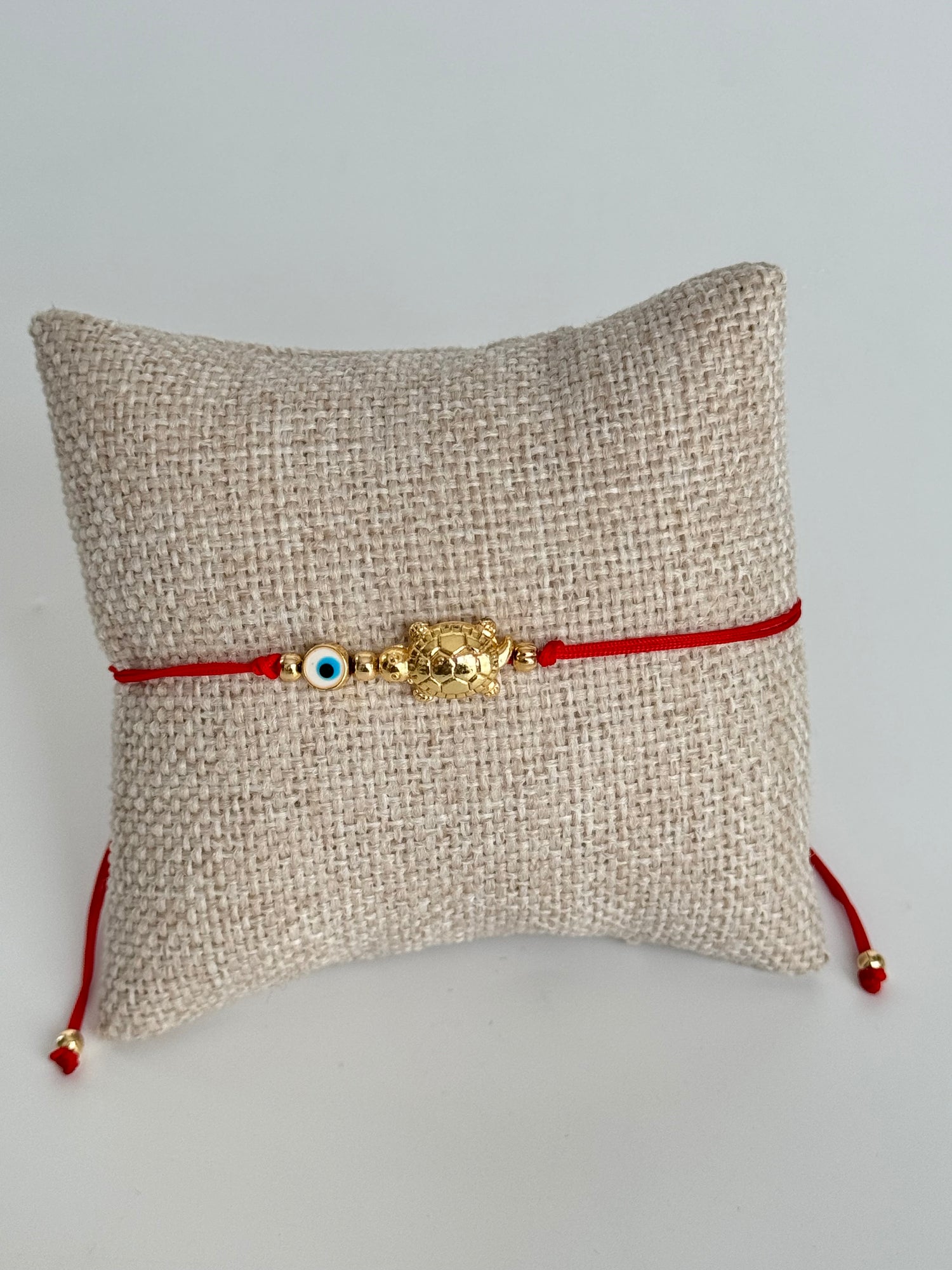 İTHAL KAPLUMBAĞA DETAYLI KIRMIZI İPLİ HALHAL BİLEKLİK