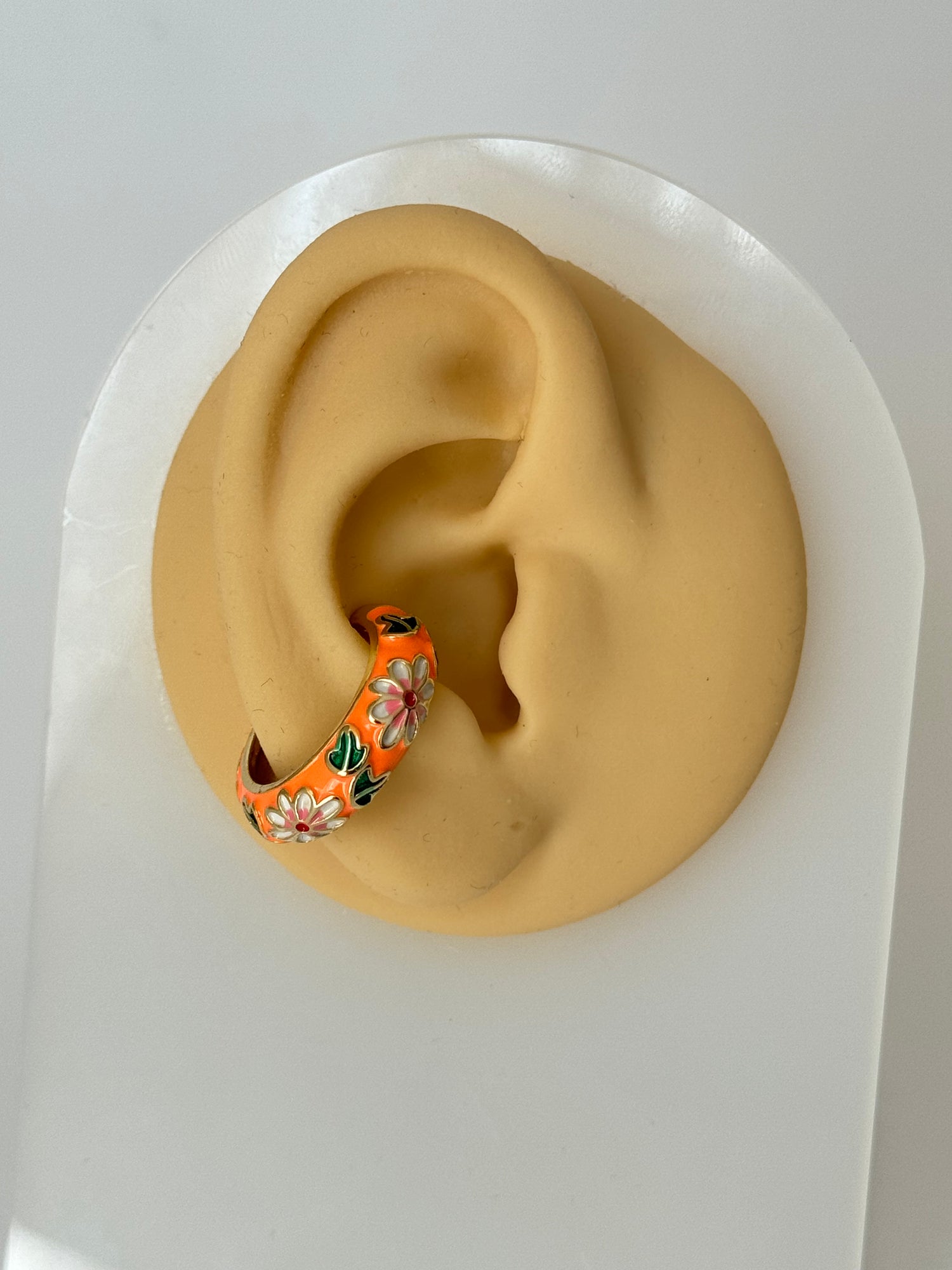 MİSA TURUNCU MİNELİ ÇİÇEK DETAYLI KIKIRDAK KÜPE EARCUFF