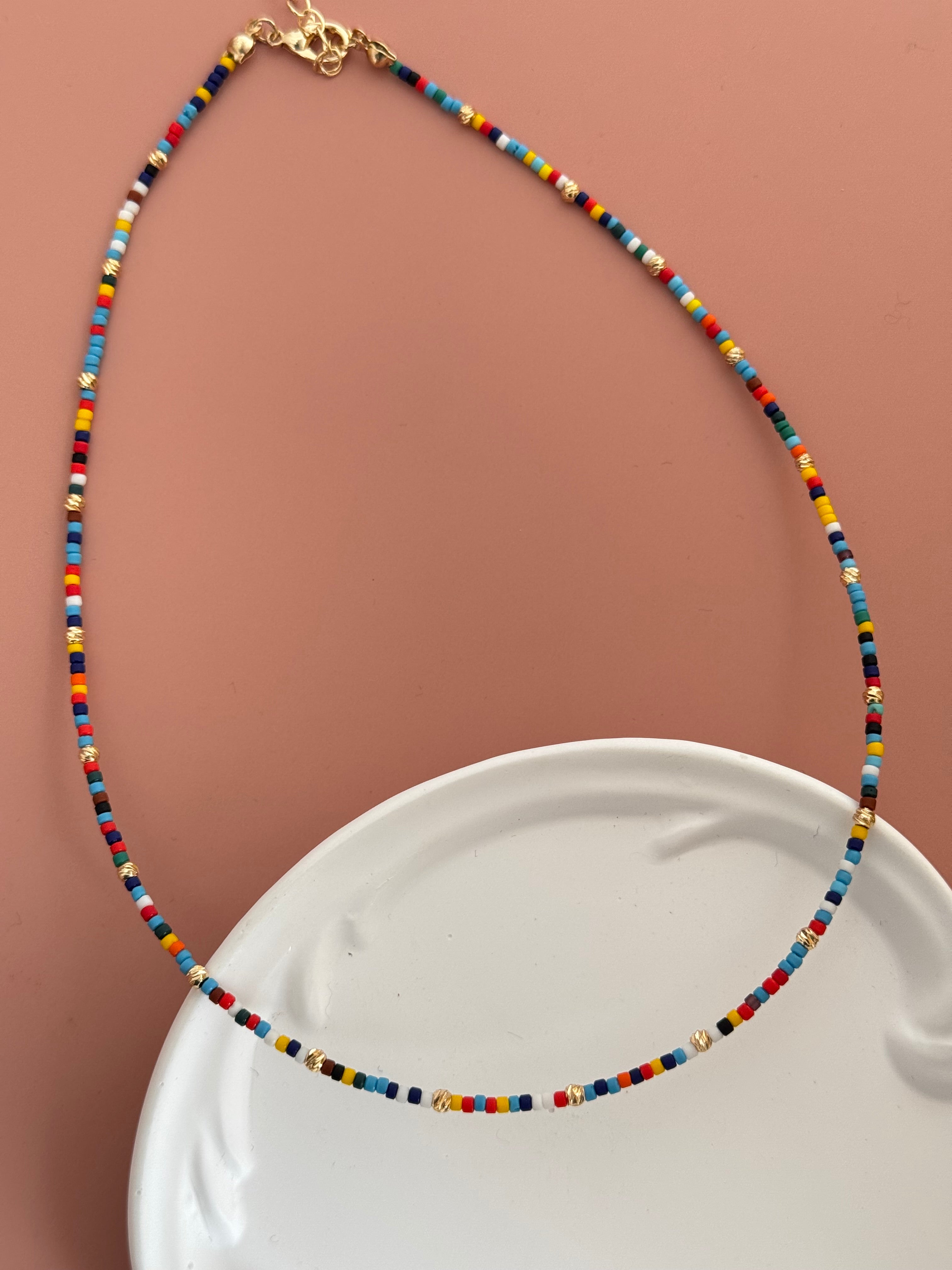 LUNE ALTIN KAPLAMA DORİKA DETAYLI RENKLİ BONCUK KOLYE