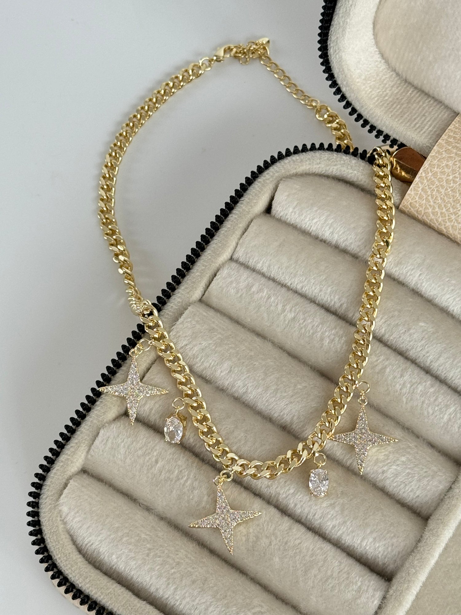 İTHAL YILDIZ DETAYLI GOLD CHOKER KOLYE