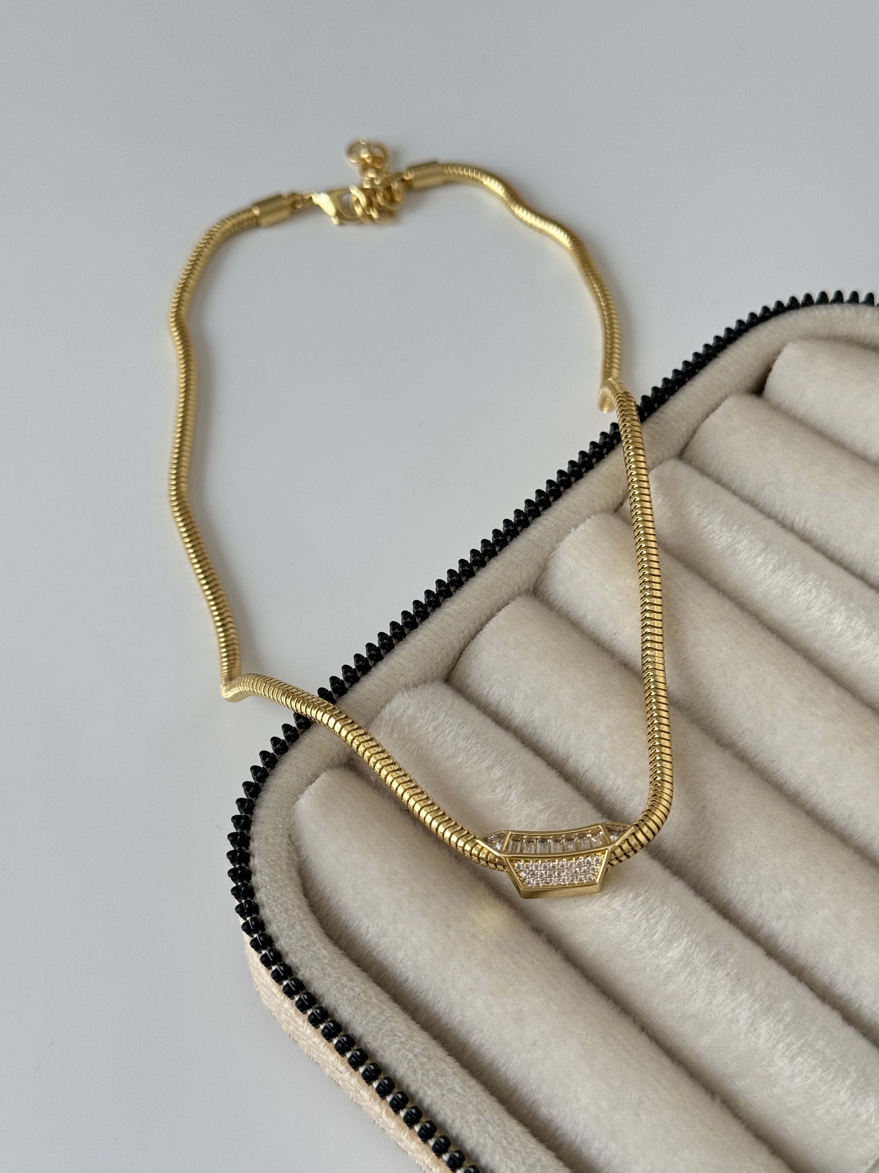 İTHAL TAŞ DETAYLI GOLD KOLYE