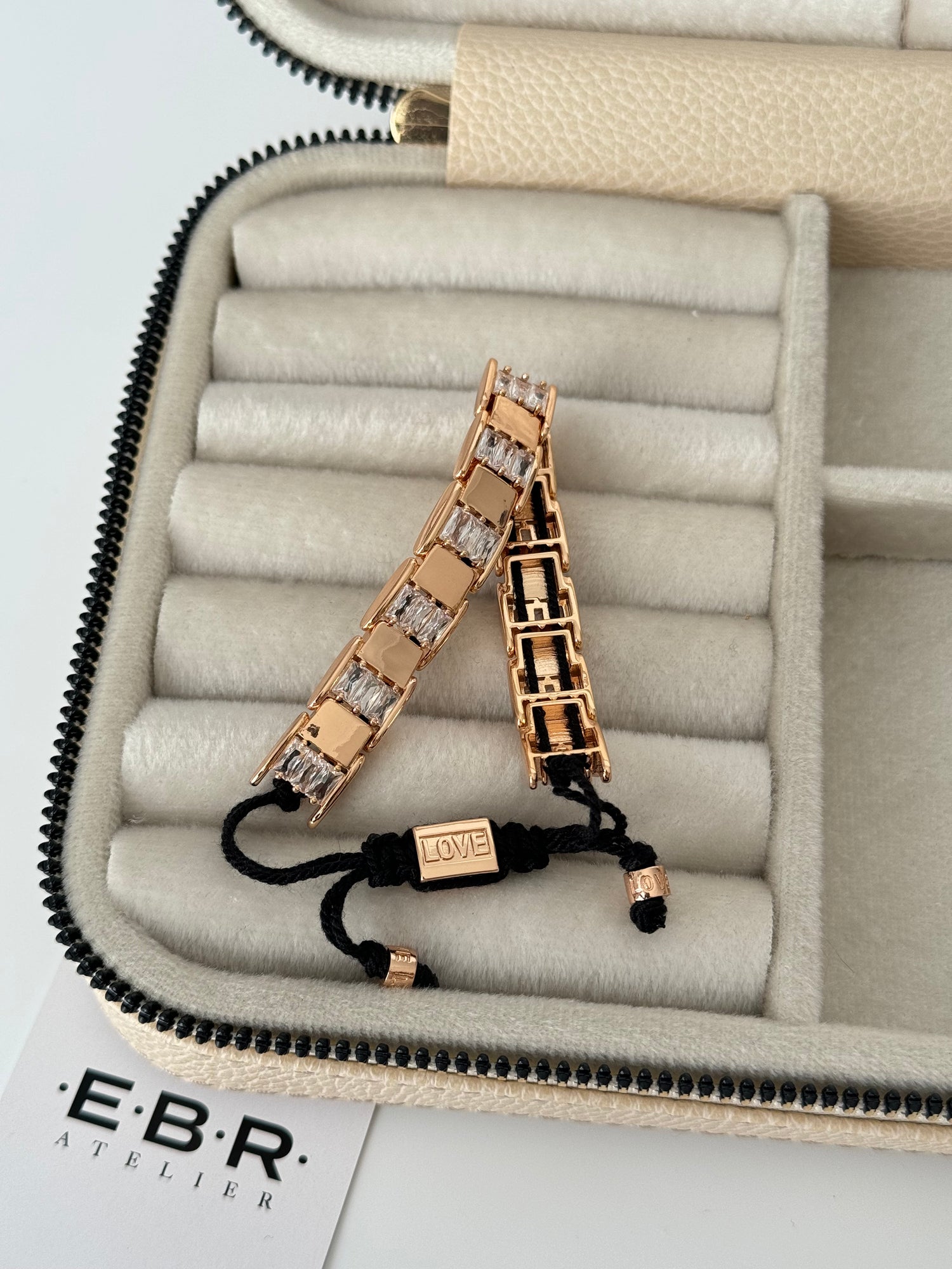 İTHAL TAŞ DETAYLI GOLD SİYAH İPLİ BİLEKLİK