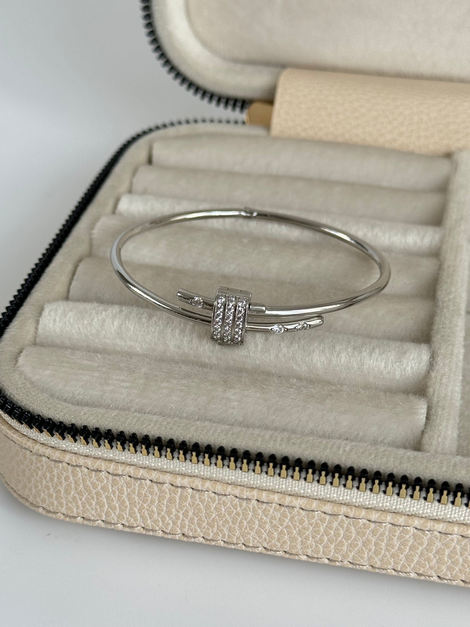 İTHAL TAŞ DETAYLI SİLVER KELEPÇE BİLEZİK BİLEKLİK