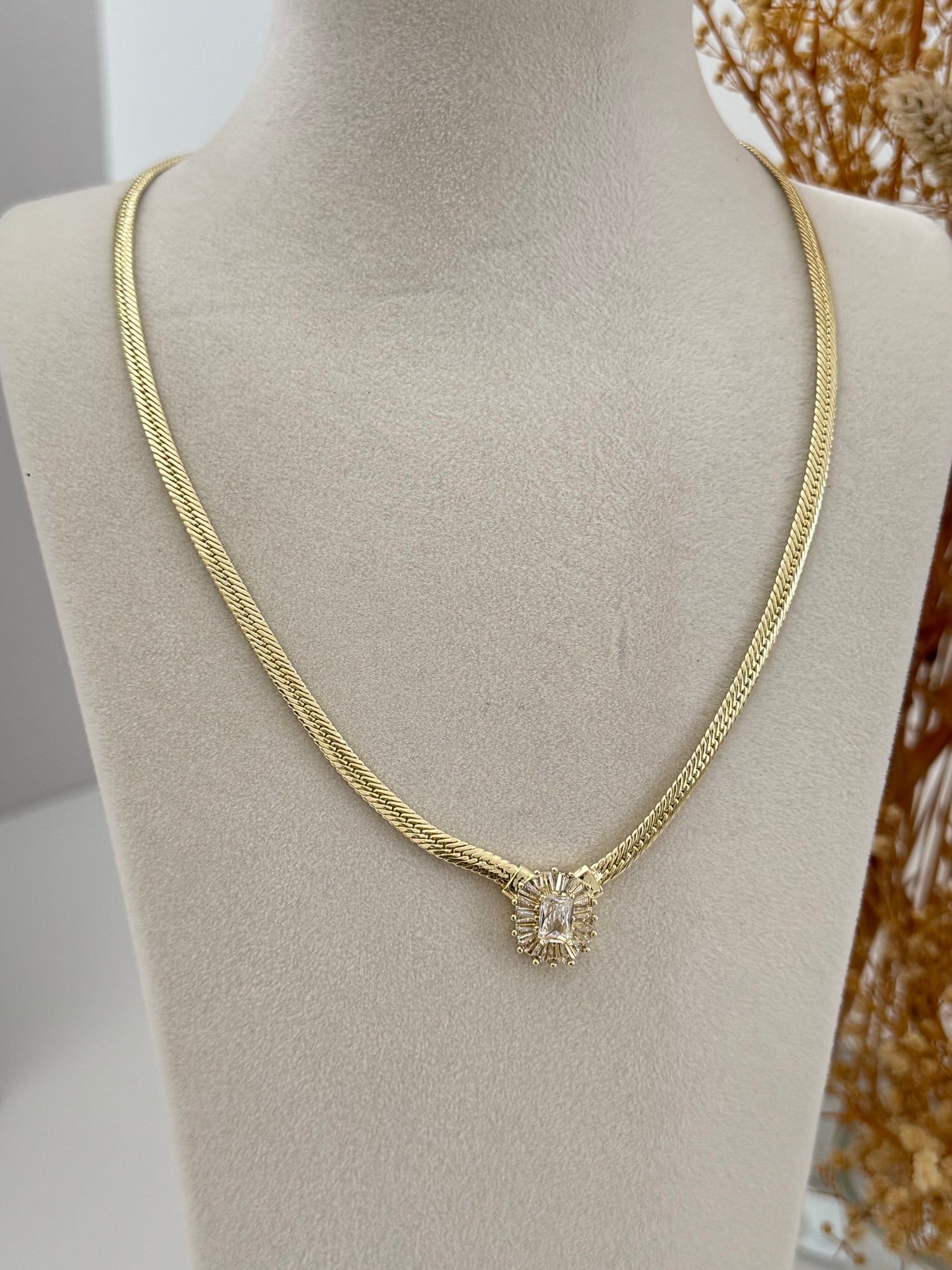 İNARA BAGET TAŞLI GOLD KOLYE