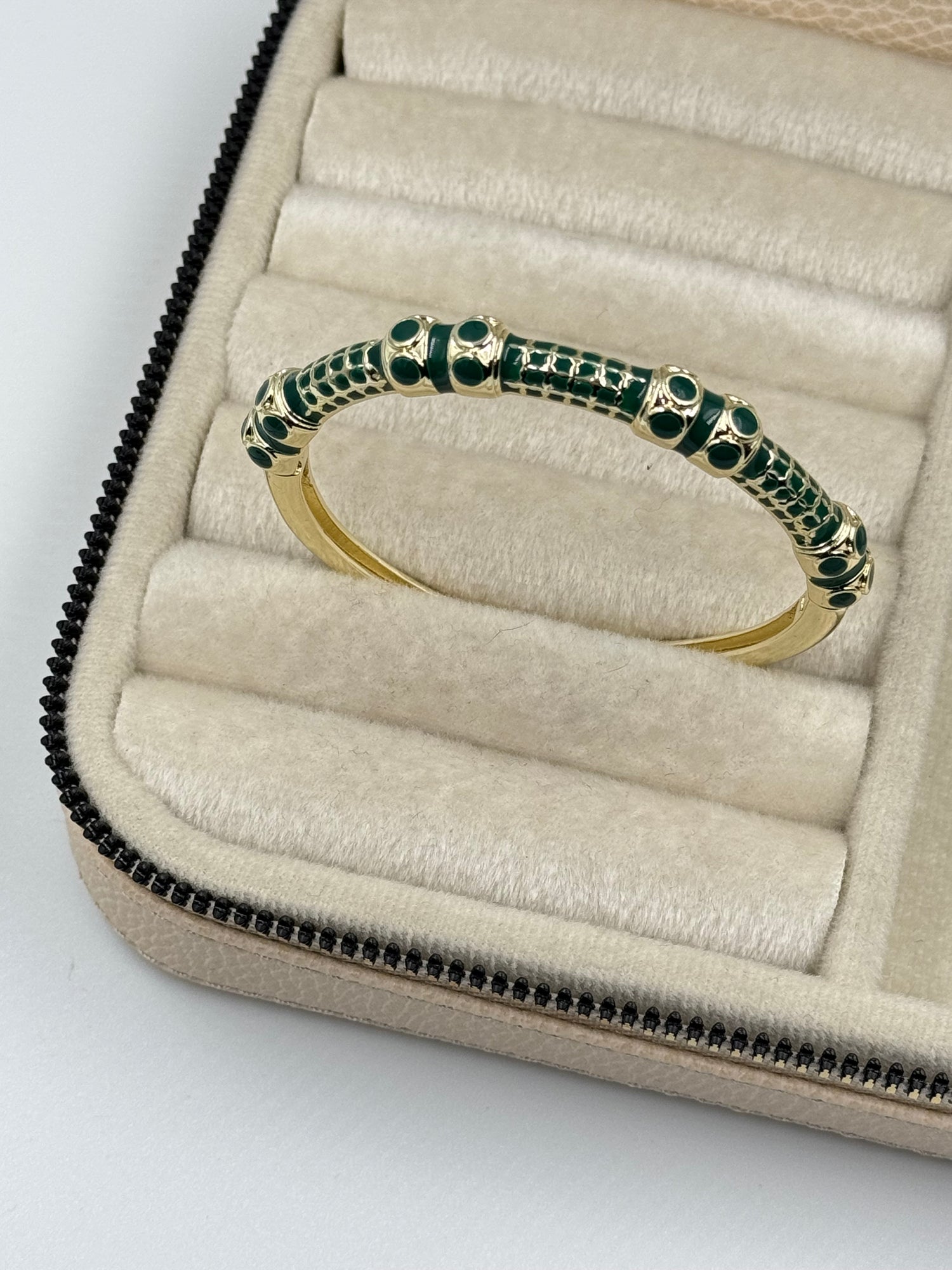 İTHAL YEŞİL MİNELİ TAŞ DETAYLI GOLD KELEPÇE BİLEZİK