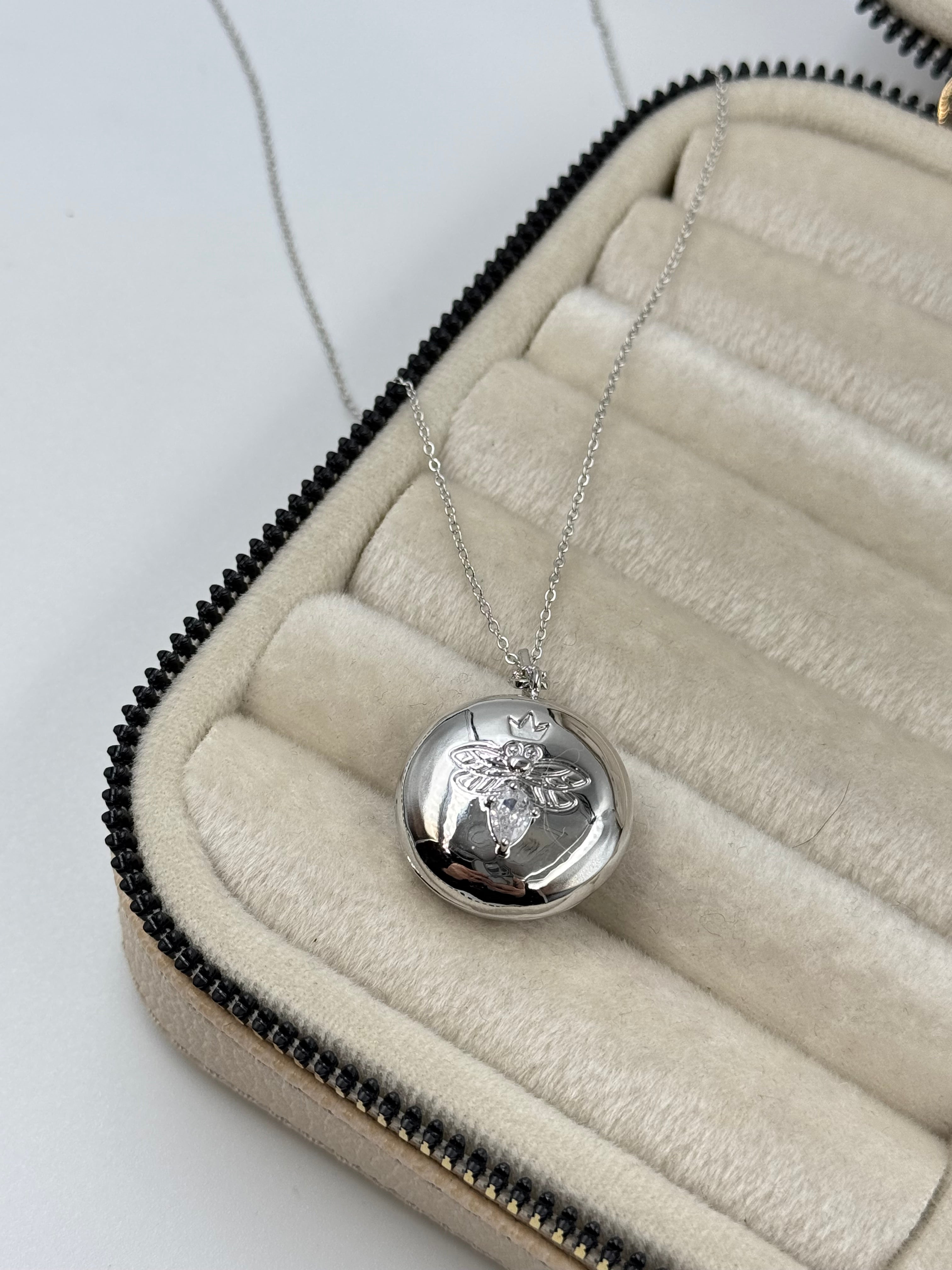 İTHAL KAPAKLI AÇILABİLİR RESİMLİKLİ TAŞLI UZUN SİLVER KOLYE