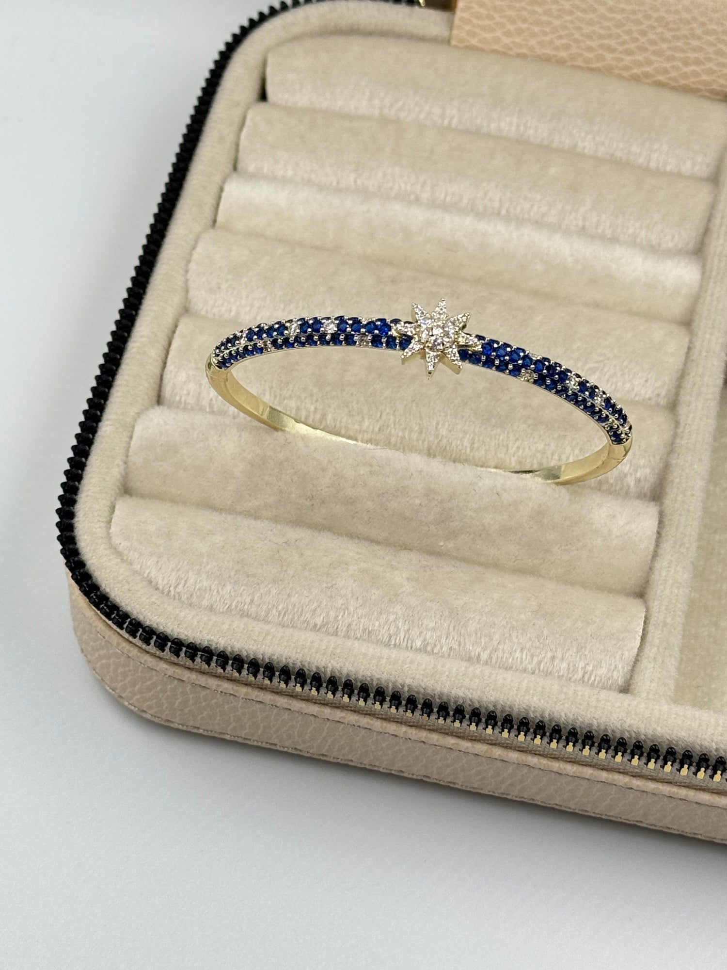 İTHAL YILDIZ DETAYLI MAVİ TAŞLI GOLD KELEPÇE BİLEZİK