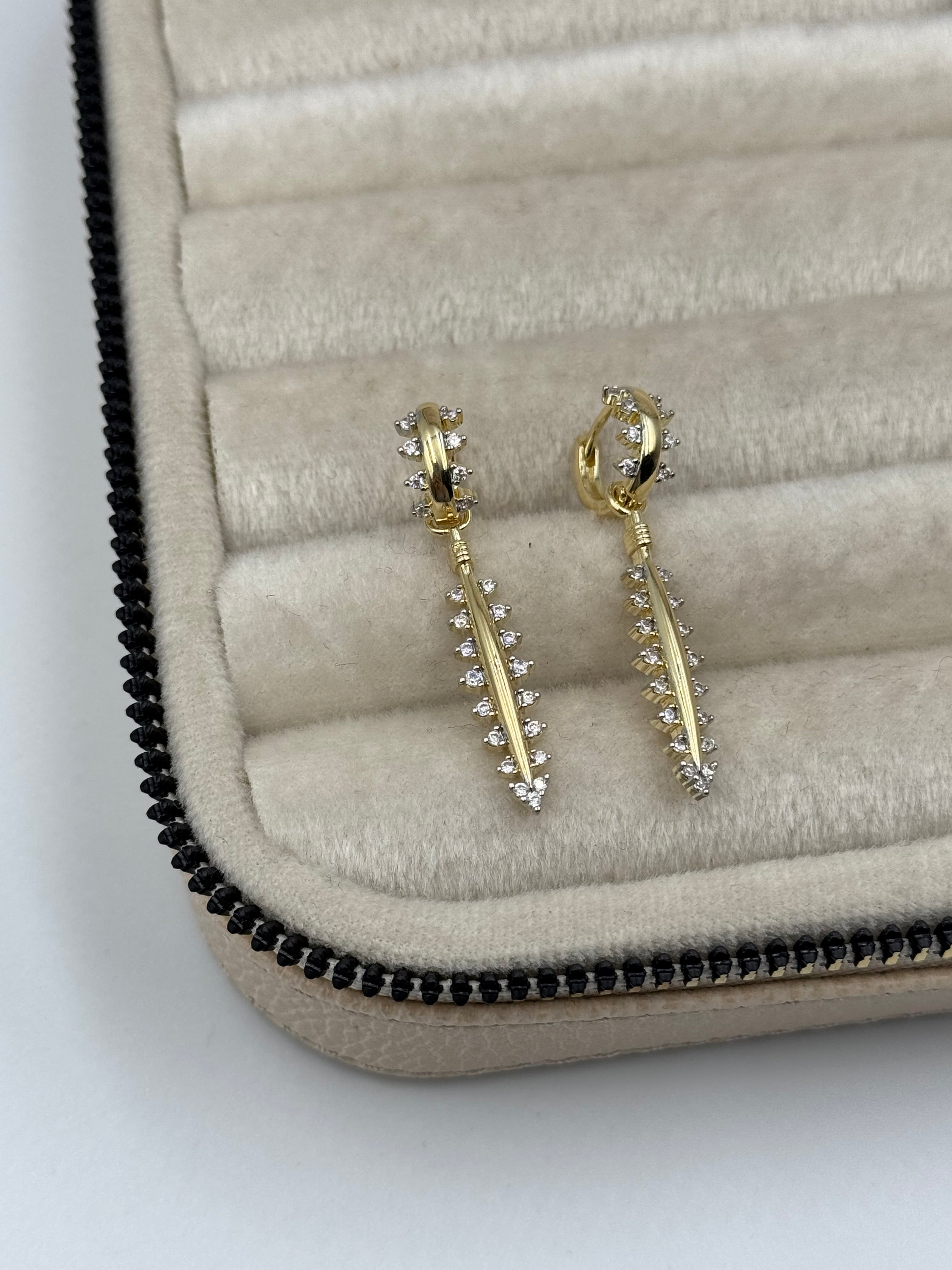 İTHAL TAŞ DETAYLI GOLD KÜPE