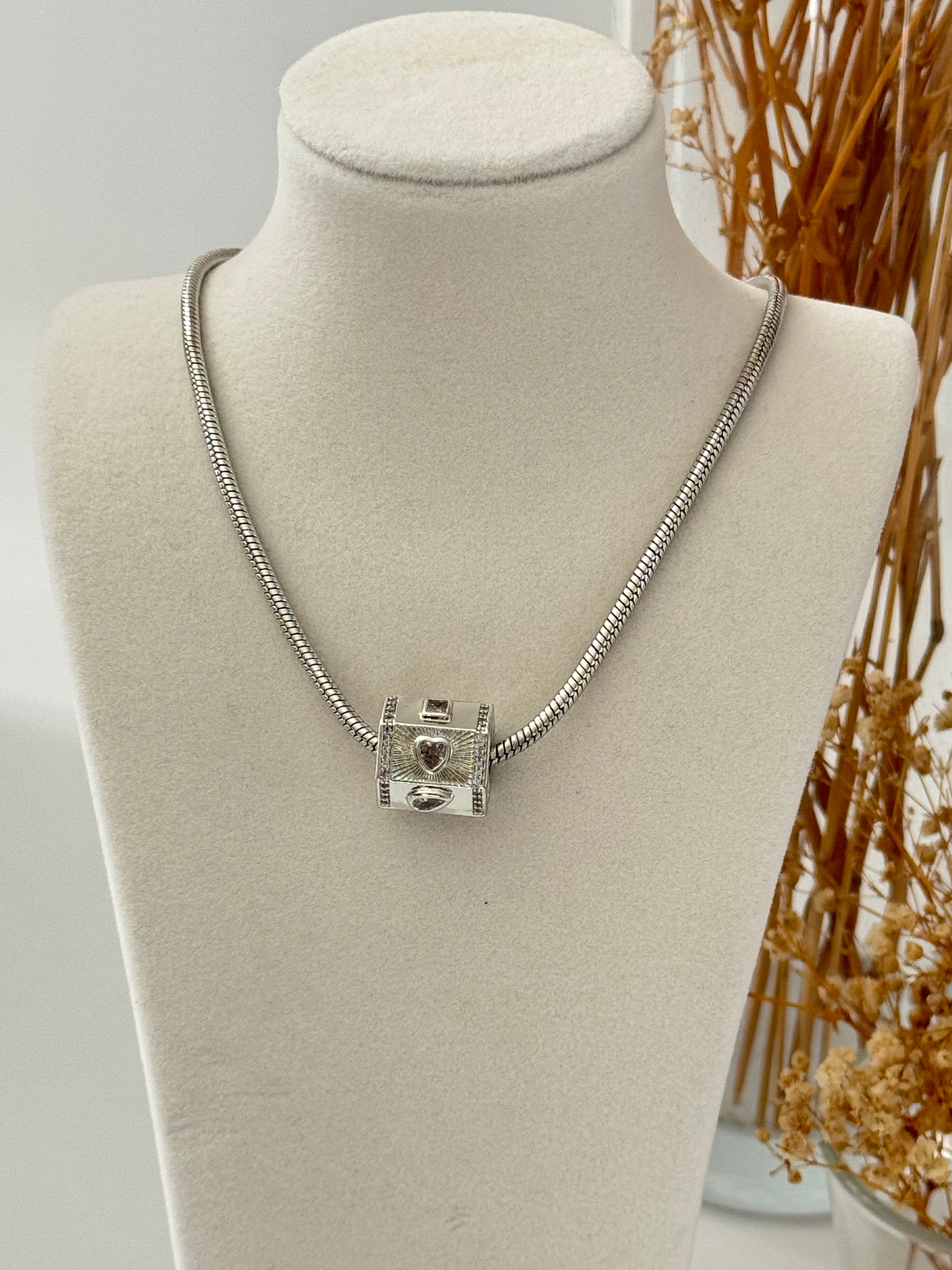 İTHAL DETAYLI SİLVER KOLYE