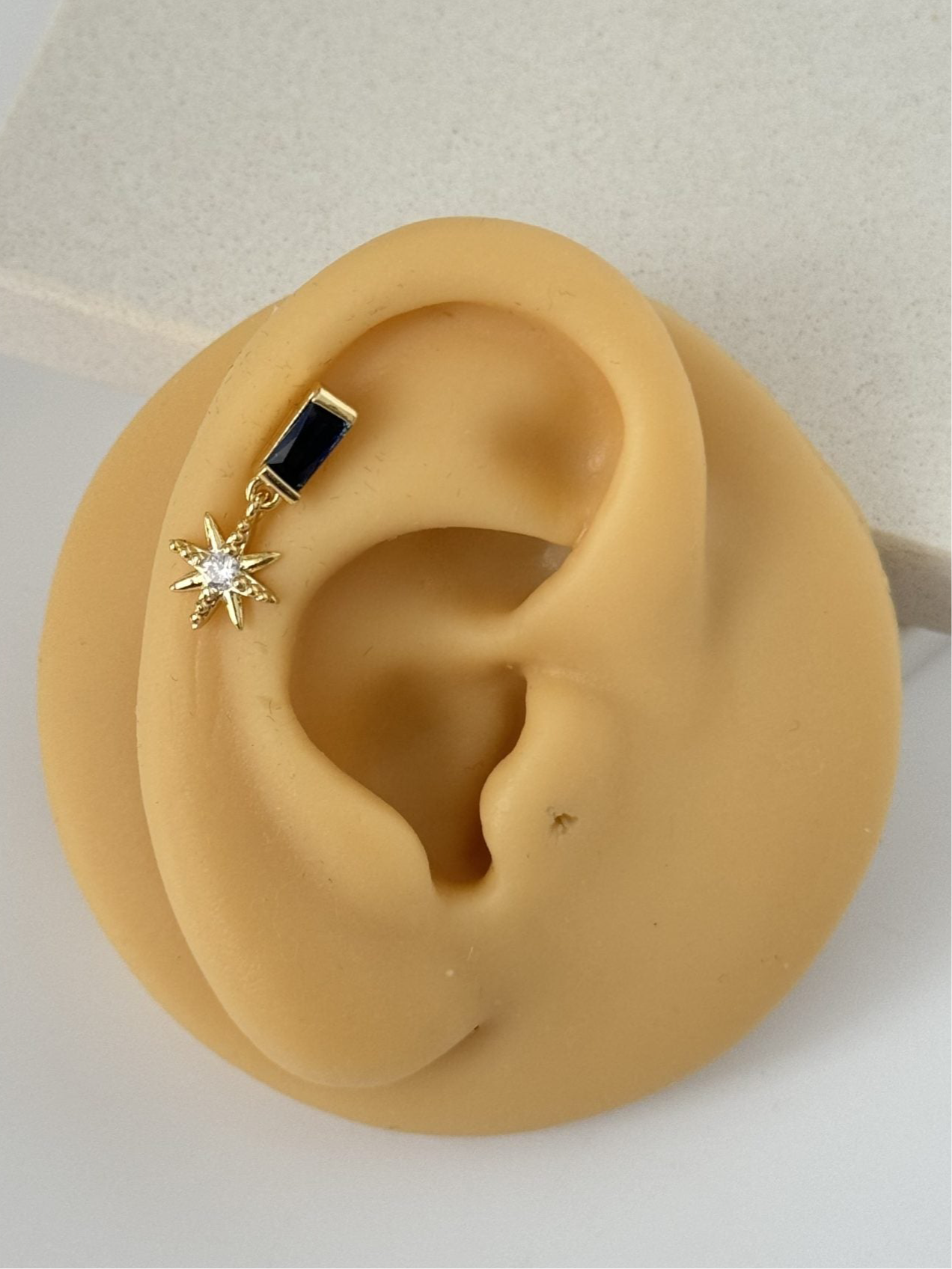 LACİVERT TAŞLI SALLANTILI TRAGUS PİERCİNG