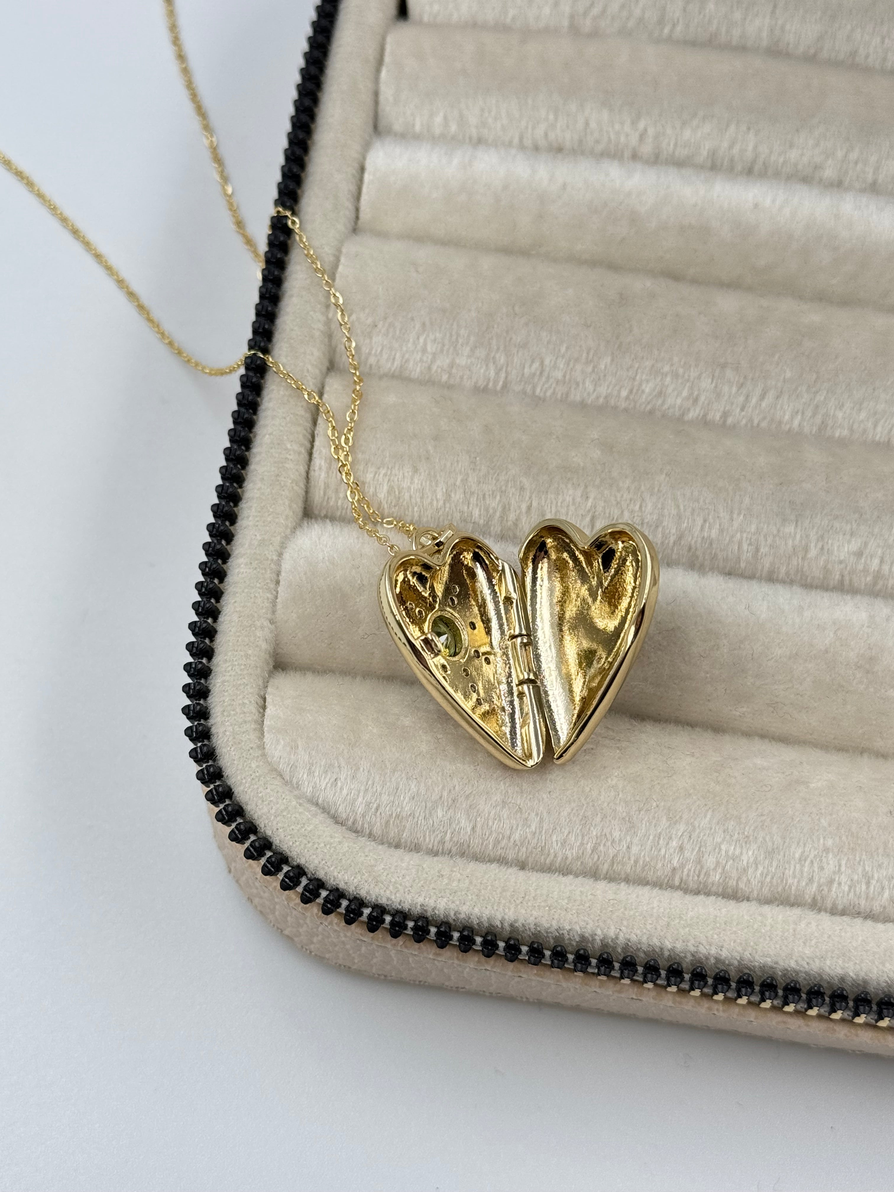 İTHAL KAPAKLI AÇILABİLİR RESİMLİKLİ YEŞİL TAŞLI KALPLİ UZUN GOLD KOLYE